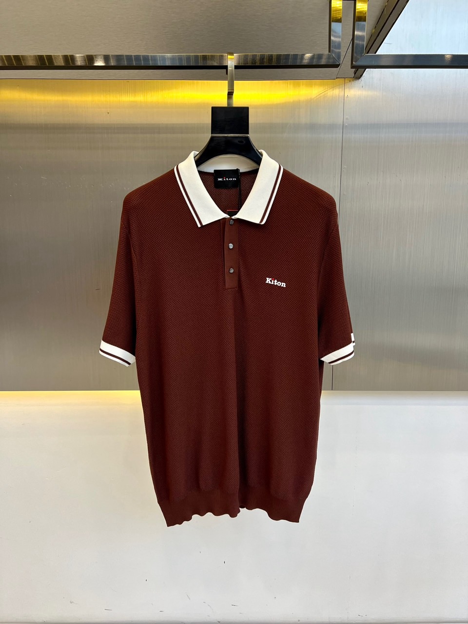 NO:456122,Kiton 2025 Spring and Summer New Men's Lapel Pullover Short Sleeve Knitted Sweater Slim and Casual T-shirt. Polyester fiber 80 viscose fiber 40 blended, processed through special wash process, soft feel and greatly improved texture, and the upper body is comfortable and breathable. The horizontal knitting process is used, with complex production, delicate patterns and rich colors, giving the fabric superior breathability, a firm texture and full drooping feeling. The upper body effect is handsome and stylish, and the brand's unique personality is simple. The body is cleverly lengthened, making the wearer look taller and stylish. The body is cut appropriately, neither too tight nor loose, and it perfectly fits the body lines, showing the balance of elegance and casualness. 48-56 (model 173, 143 catties upper body 50 sizes), T-shirt,tees, t-shirt,alexander wang19860909Kiton 2025春夏新款男士翻领套头短袖针织衫修身休闲T恤.聚酯纤维80粘纤40混纺而成,经过特殊浇洗工艺处理,手感柔软且质感大幅提升,上身舒适透气.采用横机针织工艺,制作复杂,花纹细腻,色彩丰富,赋予面料优越的透气性、挺括的质地和十足的垂感,上身效果帅气有型,简约中透出品牌独有的个性.巧妙拉长身形比例,令穿着者更显高挑有型.衣身裁剪得体,既不过分紧绷,也不显得松垮,完美贴合身形线条,展现优雅与随性的平衡.48-56（模特173,143斤上身50码）,,T-shirt,tees，t-shirt,alexander wang,Men's clothing