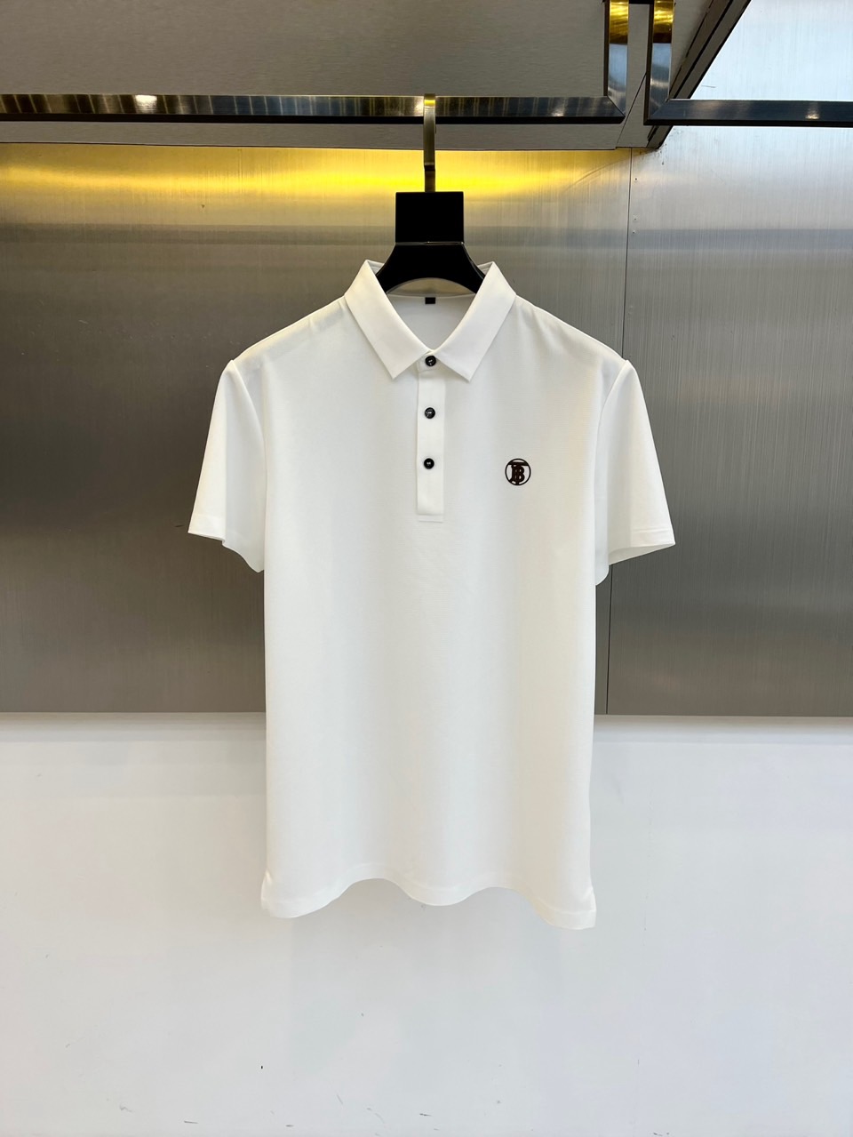 NO:456127,Burberry, 2025s classic iconic logo embellishment elements, classic fashion lapel, Polo shirt short sleeves, trading company channel orders, simple and elegant, fashionable and versatile, and the quality is even more unstriking!  Use imported custom-woven pure cotton bead mesh fabric, which is soft, straight, stylish, breathable and comfortable. The upper body has a good drooping feeling and is not easy to deform! It is even less likely to fade! A clean and refreshing basic POLO shirt style, a small and crisp pointed collar, stylish and fashionable, perfectly combining casual and business!  Fashionable and versatile!  M-4XL (model 173, 143 catties upper body L size), burberry, T-shirt, alexander wang19860909巴宝莉、2025s经典标志性Logo点缀元素 经典时尚翻领 Polo衫短袖 ,贸易公司渠道订单,简约大气,时尚百搭,品相更是无法挑剔！选用客供进口定织纯棉珠地网眼面料,柔软挺阔有型、透气舒适.上身垂感好,不易变形!更不易褪色!干净清爽的基础 POLO衫版型,小巧而挺括的尖领有型又时尚,休闲与商务完美结合！时尚百搭！M-4XL（模特173,143斤上身L码）,,burberry,T-shirt,alexander wang,Men's clothing