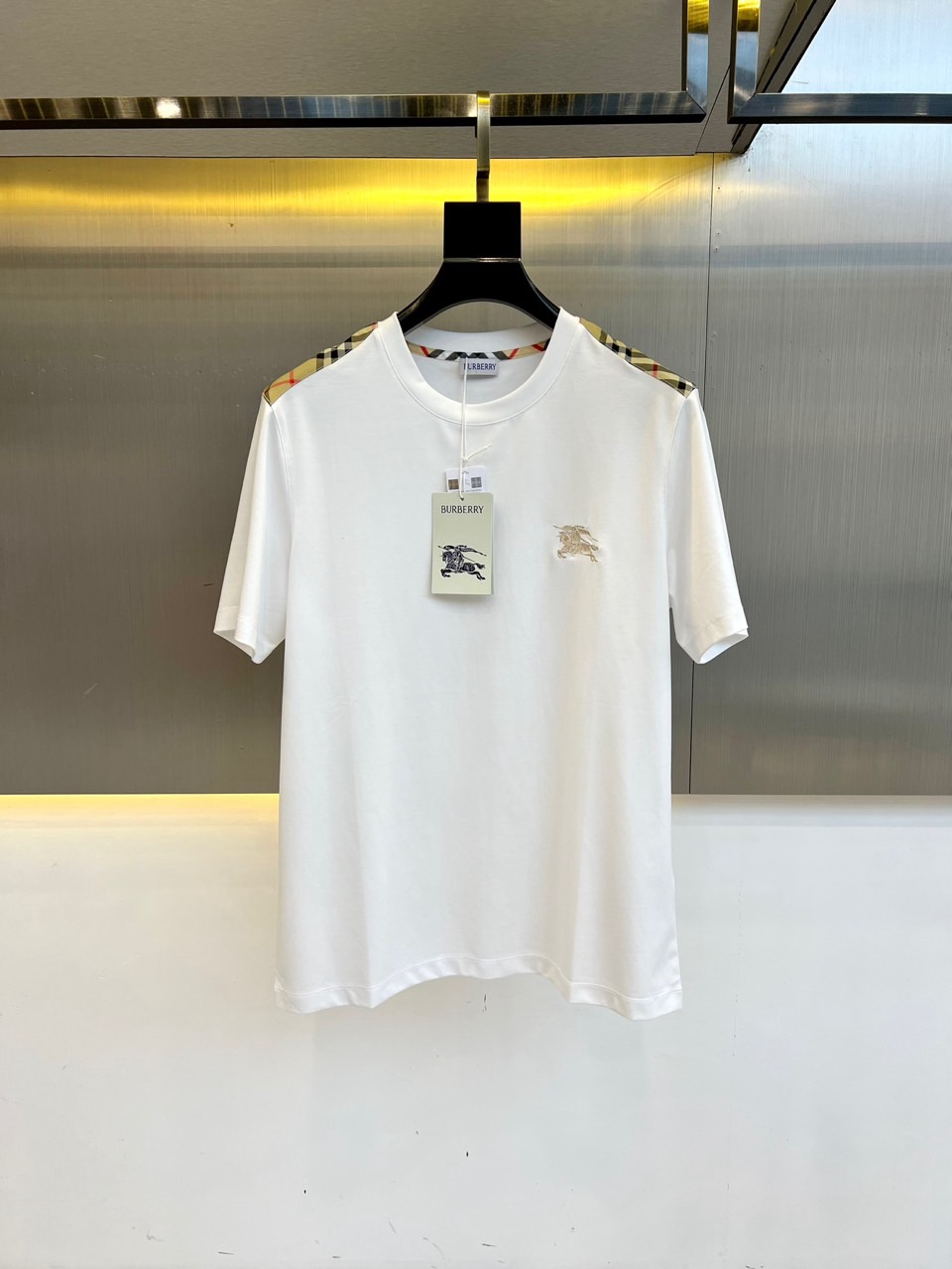 NO:456132,Burberry and island cotton short-sleeved round neck T-shirt. Classic logo, the clothes feel soft and skin-friendly, visually exquisite, textured, noble, very simple and quality. It can be used as an inner layer in early spring, and can be worn alone in summer, and can be matched in various forms. The collision of colors and art, unique neutral tones, instantly illuminate your overall shape, a lapel design that combines classic and fashion, paired with eye-catching semi-zippers, demonstrates a unique taste and fashionable attitude, simple without losing style. Just be business and casual, versatile and not picky!  48-56 (model 173, 143 catties upper body 50 sizes), burberry, T-shirt, tees, t-shirt, alexander wang19860909巴宝莉、海岛棉短袖圆领T恤.经典标识,衣服触感柔软亲肤,视觉上很精致、有质感、高贵,非常简单也很显品质.早春可作为内搭,夏季可单独穿着,可以搭配出多种形式.色彩与艺术的碰撞,独特的中性色调,瞬间点亮你的整体造型,经典与时尚融合的翻领设计,搭配醒目半拉链,彰显独特品味与时尚态度,简约而不失格调.商务休闲俩即可,百搭不挑！48-56（模特173,143斤上身50码）,,burberry,T-shirt,tees，t-shirt,alexander wang,Men's clothing
