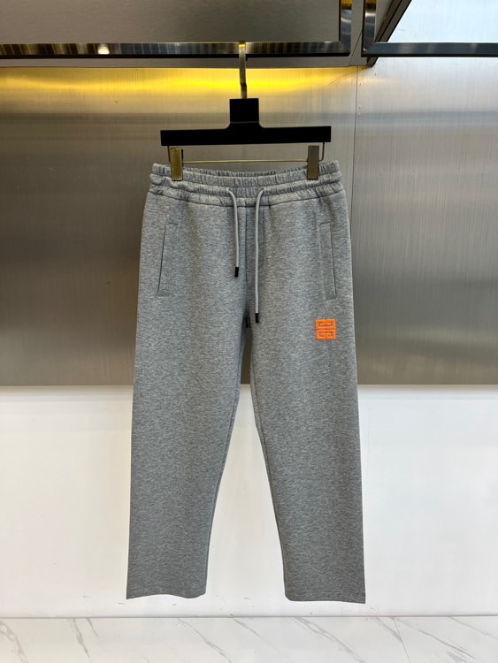 NO:456141,Givenchy and 25s spring and summer new men's drawstring casual embroidered sports sweatpants are newly released. The details are meticulous, creating the evergreen tree's evergreen without getting greasy and comfortable and versatile. As one of the fashionable items that men can wear at any time and anywhere, the simple design of casual pants is combined with high-end fabrics, fine embellishments, and three-dimensional tailoring, so that you can avoid being too mature and stable, but more self-indulgent and personality. The imported long velvet cotton fabric is customized, and the sag behind the upper body is also very good. The three-dimensional tailoring is straight and the upper body is produced by the original manufacturer, and the perfect quality is shipped!  48-56 (please report waist size by placing an order), given, alexander wang19860909纪梵希、25s春夏新品男士抽绳休闲刺绣运动卫裤,全新发布新款定制,细节一丝不苟,打造出了常青树的百看不腻以及舒适百搭.休闲运动裤作为随时随地男人都能穿搭的时尚单品之一,休闲裤简洁的设计配合高档面料,细节点缀,立体剪裁,让你避免太过于成熟稳重,而是多了几分自我和个性.进口长绒精棉面料定制打造,上身后垂度也非常好,立体剪裁上身挺拔,原厂原单出品,完美品相出货！48-56（下单请报腰围尺寸）,,givenchy,alexander wang,Men's clothing