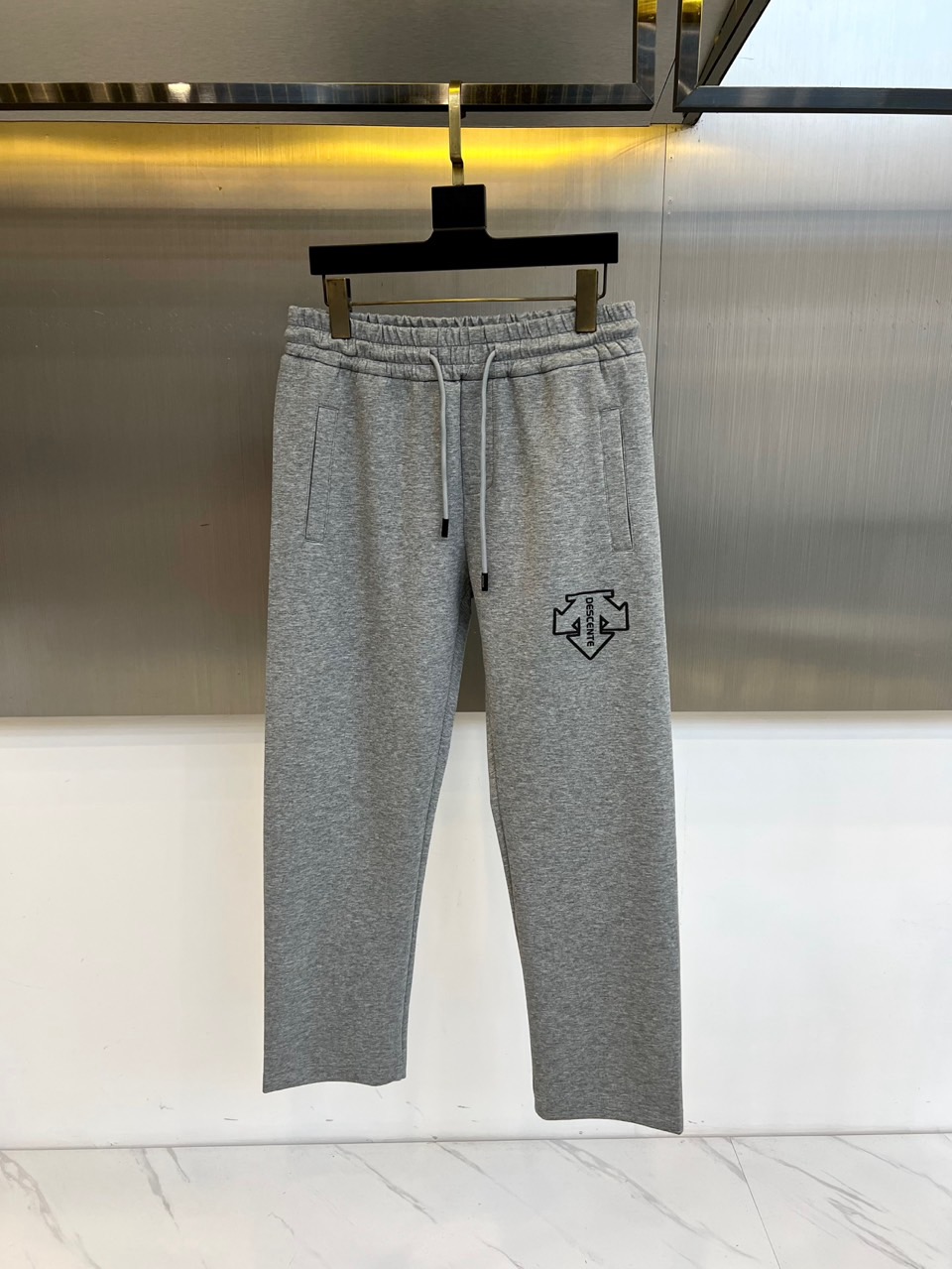 NO:456103,The new spring and summer products of men's drawstring casual embroidered sports sweatpants for 25s have been newly released. The details are meticulous, creating the evergreen tree's evergreen without getting greasy and comfortable and versatile. As one of the fashionable items that men can wear at any time and anywhere, the simple design of casual pants is combined with high-end fabrics, fine embellishments, and three-dimensional tailoring, so that you can avoid being too mature and stable, but more self-centered and personalized. The imported long velvet cotton fabric is customized, and the sag behind the upper body is also very good. The three-dimensional tailoring is straight and the upper body is produced by the original manufacturer, and the perfect quality is shipped!  48-56 (please report waist size by ordering), alexander wang19860909迪桑特、25s春夏新品男士抽绳休闲刺绣运动卫裤,全新发布新款定制,细节一丝不苟,打造出了常青树的百看不腻以及舒适百搭.休闲运动裤作为随时随地男人都能穿搭的时尚单品之一,休闲裤简洁的设计配合高档面料,细节点缀,立体剪裁,让你避免太过于成熟稳重,而是多了几分自我和个性.进口长绒精棉面料定制打造,上身后垂度也非常好,立体剪裁上身挺拔,原厂原单出品,完美品相出货！48-56（下单请报腰围尺寸）,,alexander wang,Men's clothing