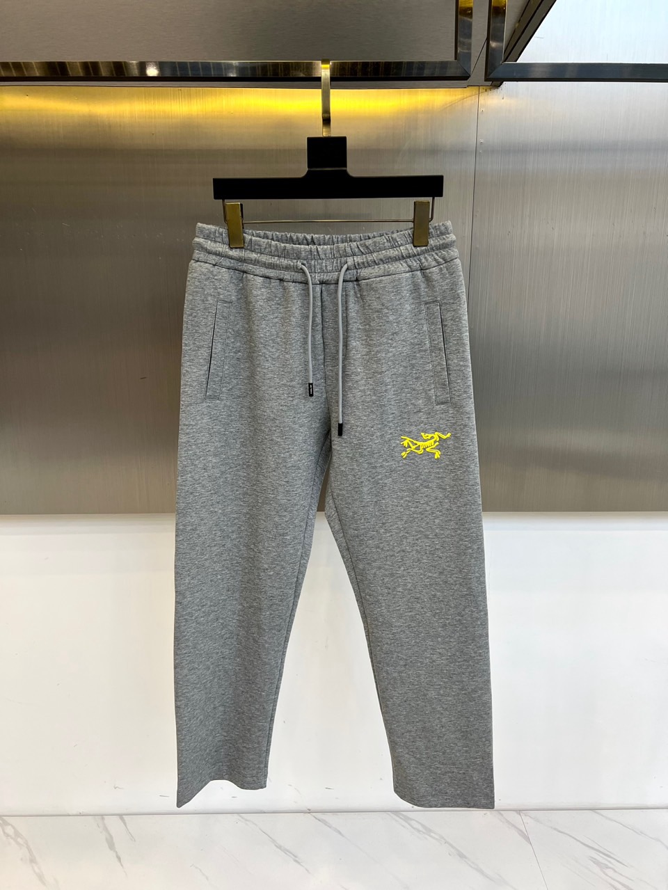 NO:456108,Archaeopteryx and 25s spring and summer new men's drawstring casual embroidered sports sweatpants are newly released. The details are meticulous, creating the evergreen tree's evergreen without being greasy and comfortable and versatile. As one of the fashionable items that men can wear at any time and anywhere, the simple design of casual pants is combined with high-end fabrics, fine embellishments, and three-dimensional tailoring, so that you can avoid being too mature and stable, but more self-indulgent and personality. The imported long velvet cotton fabric is customized, and the sag behind the upper body is also very good. The three-dimensional tailoring is straight and the upper body is produced by the original manufacturer, and the perfect quality is shipped!  48-56 (please report waist size by ordering), arc'teryx,alexander wang19860909始祖鸟、25s春夏新品男士抽绳休闲刺绣运动卫裤,全新发布新款定制,细节一丝不苟,打造出了常青树的百看不腻以及舒适百搭.休闲运动裤作为随时随地男人都能穿搭的时尚单品之一,休闲裤简洁的设计配合高档面料,细节点缀,立体剪裁,让你避免太过于成熟稳重,而是多了几分自我和个性.进口长绒精棉面料定制打造,上身后垂度也非常好,立体剪裁上身挺拔,原厂原单出品,完美品相出货！48-56（下单请报腰围尺寸）,arc'teryx,alexander wang,Men's clothing