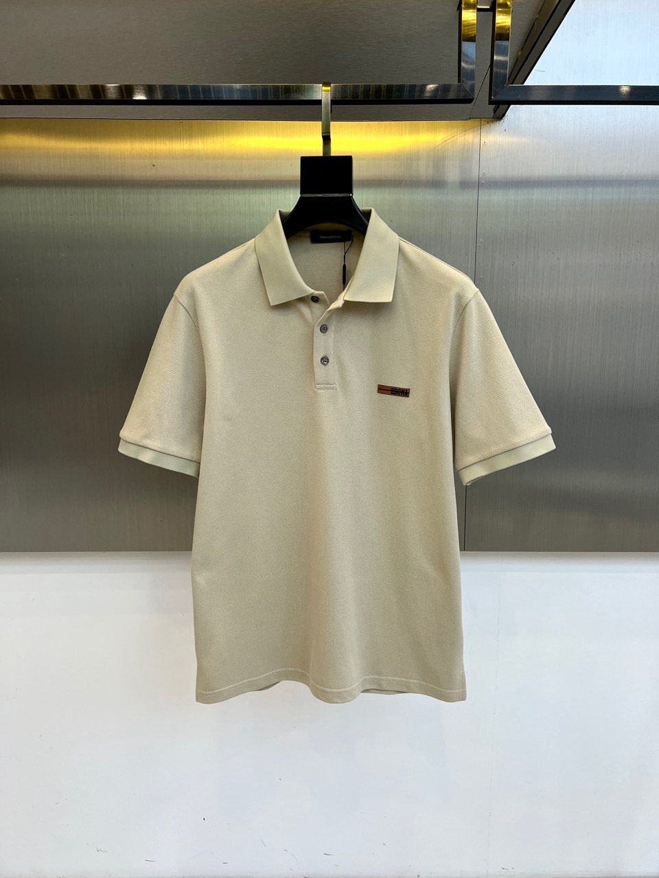 NO:456113,Jenia, 2025s classic iconic logo embellishment elements, classic fashion lapel, Polo shirt short sleeves, trading company channel orders, simple and elegant, fashionable and versatile, and the quality is even more unstriking!  Use imported custom-woven pure cotton bead mesh fabric, which is soft, straight, stylish, breathable and comfortable. The upper body has a good drooping feeling and is not easy to deform! It is even less likely to fade! A clean and refreshing basic POLO shirt style, a small and crisp pointed collar, stylish and fashionable, perfectly combining casual and business!  Fashionable and versatile!  48-56 (model 173, 143 catties upper body 50 sizes), zegna, T-shirt, alexander wang19860909杰尼亚、2025s经典标志性Logo点缀元素 经典时尚翻领 Polo衫短袖 ,贸易公司渠道订单,简约大气,时尚百搭,品相更是无法挑剔！选用客供进口定织纯棉珠地网眼面料,柔软挺阔有型、透气舒适.上身垂感好,不易变形!更不易褪色!干净清爽的基础 POLO衫版型,小巧而挺括的尖领有型又时尚,休闲与商务完美结合！时尚百搭！48-56（模特173,143斤上身50码）,,zegna,T-shirt,alexander wang,Men's clothing