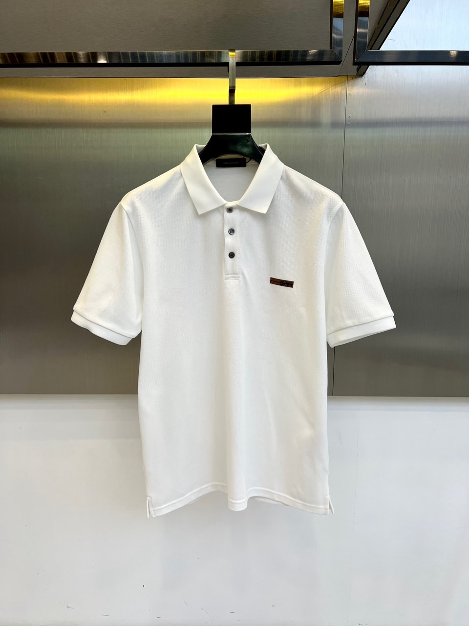 NO:457930,Jenia, 2025s classic iconic logo embellishment elements, classic fashion lapel, Polo shirt short sleeves, trading company channel orders, simple and elegant, fashionable and versatile, and the quality is even more unstriking!  Use imported custom-woven pure cotton bead mesh fabric, which is soft, straight, stylish, breathable and comfortable. The upper body has a good drooping feeling and is not easy to deform! It is even less likely to fade! A clean and refreshing basic POLO shirt style, a small and crisp pointed collar, stylish and fashionable, perfectly combining casual and business!  Fashionable and versatile!  48-56 (model 173, 143 catties upper body 50 sizes), zegna, T-shirt, alexander wang19860909杰尼亚、2025s经典标志性Logo点缀元素 经典时尚翻领 Polo衫短袖 ,贸易公司渠道订单,简约大气,时尚百搭,品相更是无法挑剔！选用客供进口定织纯棉珠地网眼面料,柔软挺阔有型、透气舒适.上身垂感好,不易变形!更不易褪色!干净清爽的基础 POLO衫版型,小巧而挺括的尖领有型又时尚,休闲与商务完美结合！时尚百搭！48-56（模特173,143斤上身50码）,,zegna,T-shirt,alexander wang,Men's clothing