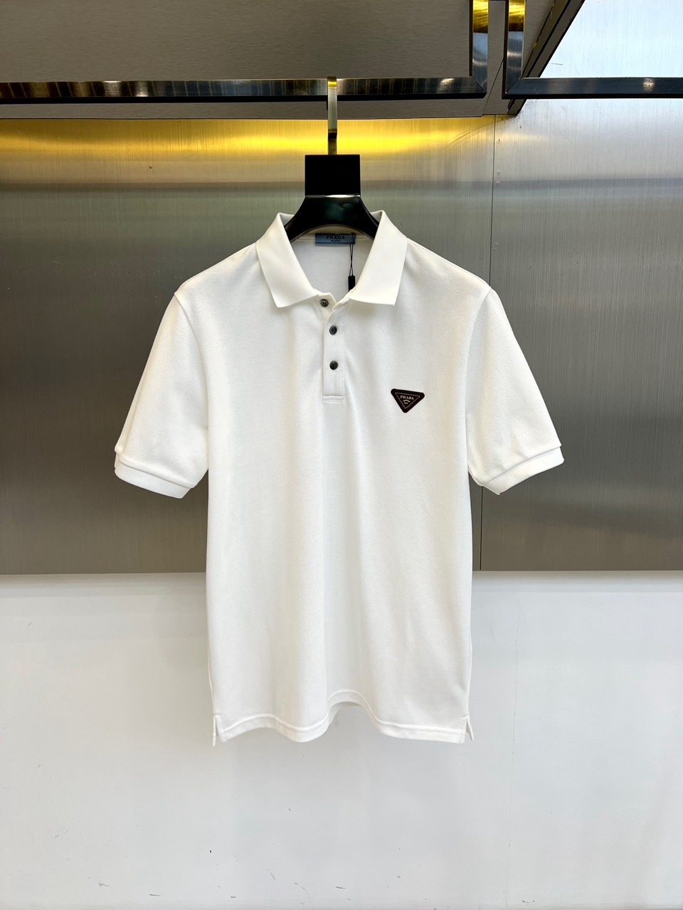 NO:457934,Prada, 2025s classic iconic logo embellishment elements, classic fashion lapel, Polo shirt short sleeves, trading company channel orders, simple and elegant, fashionable and versatile, and the quality is even more unstriking!  Use imported custom-woven pure cotton bead mesh fabric, which is soft, straight, stylish, breathable and comfortable. The upper body has a good drooping feeling and is not easy to deform! It is even less likely to fade! A clean and refreshing basic POLO shirt style, a small and crisp pointed collar, stylish and fashionable, perfectly combining casual and business!  Fashionable and versatile!  48-56 (model 173, 143 catties upper body 50 sizes), prada, T-shirt, alexander wang19860909普拉达、2025s经典标志性Logo点缀元素 经典时尚翻领 Polo衫短袖 ,贸易公司渠道订单,简约大气,时尚百搭,品相更是无法挑剔！选用客供进口定织纯棉珠地网眼面料,柔软挺阔有型、透气舒适.上身垂感好,不易变形!更不易褪色!干净清爽的基础 POLO衫版型,小巧而挺括的尖领有型又时尚,休闲与商务完美结合！时尚百搭！48-56（模特173,143斤上身50码）,,prada,T-shirt,alexander wang,Men's clothing