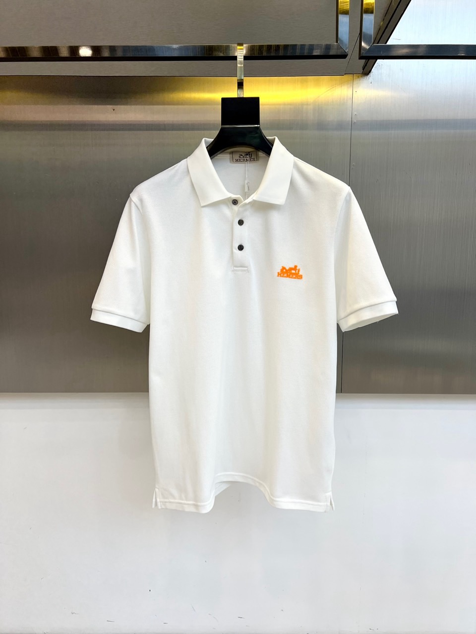 NO:457938,Hermes, 2025s classic iconic logo embellishment elements, classic fashion lapel, Polo shirt short sleeves, trading company channel orders, simple and elegant, fashionable and versatile, and the quality is even more unstriking!  Use imported custom-woven pure cotton bead mesh fabric, which is soft, straight, stylish, breathable and comfortable. The upper body has a good drooping feeling and is not easy to deform! It is even less likely to fade! A clean and refreshing basic POLO shirt style, a small and crisp pointed collar, stylish and fashionable, perfectly combining casual and business!  Fashionable and versatile!  48-56 (model 173, 143 catties upper body 50 sizes), hermes, T-shirt, alexander wang19860909爱马仕、2025s经典标志性Logo点缀元素 经典时尚翻领 Polo衫短袖 ,贸易公司渠道订单,简约大气,时尚百搭,品相更是无法挑剔！选用客供进口定织纯棉珠地网眼面料,柔软挺阔有型、透气舒适.上身垂感好,不易变形!更不易褪色!干净清爽的基础 POLO衫版型,小巧而挺括的尖领有型又时尚,休闲与商务完美结合！时尚百搭！48-56（模特173,143斤上身50码）,,hermes,T-shirt,alexander wang,Men's clothing