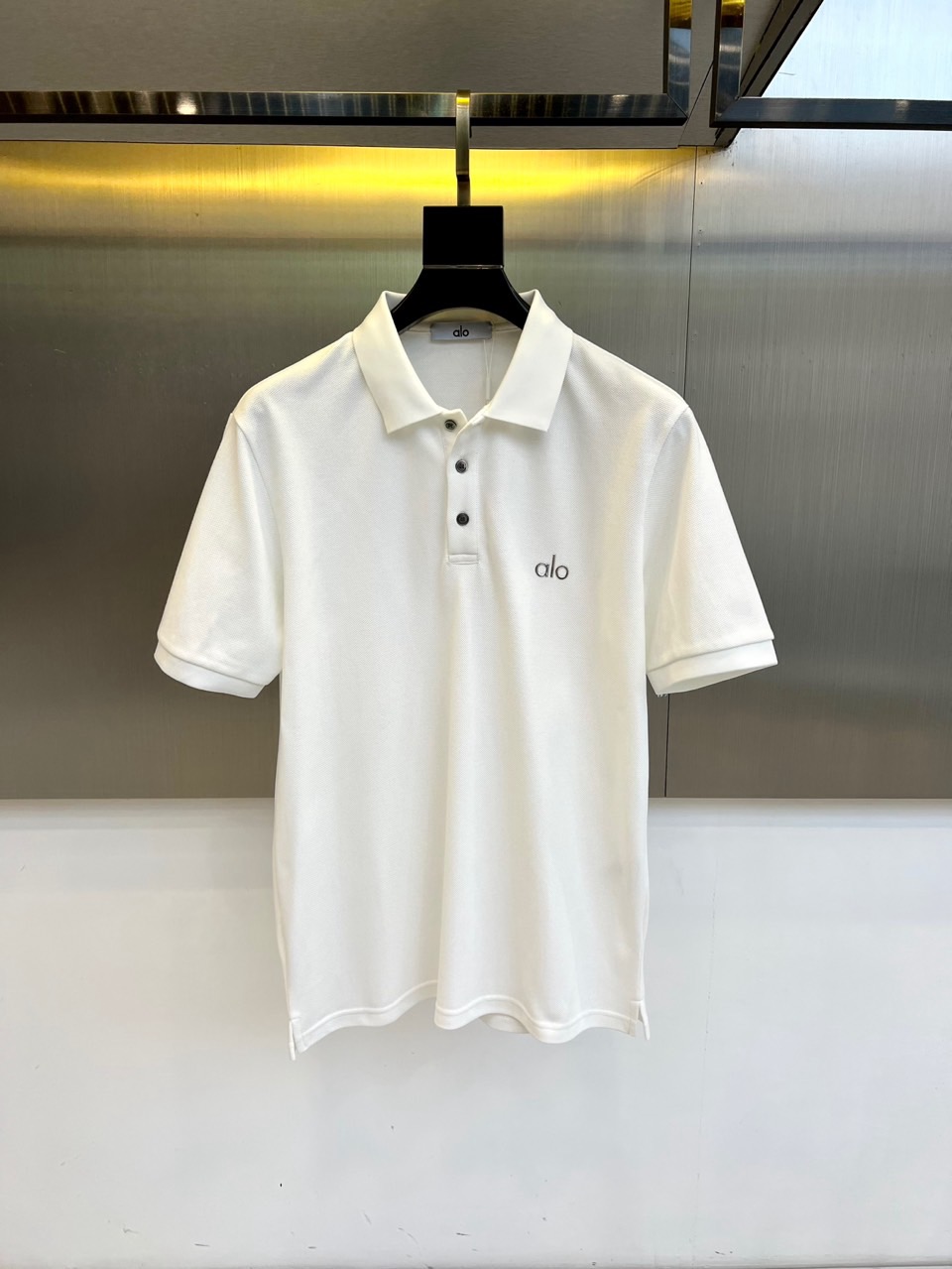 NO:457941,ao, 2025s classic iconic logo embellishment elements, classic fashion lapel, Polo shirt short sleeves, trading company channel orders, simple and elegant, fashionable and versatile, and the quality is even more unstriking!  Use imported custom-woven pure cotton bead mesh fabric, which is soft, straight, stylish, breathable and comfortable. The upper body has a good drooping feeling and is not easy to deform! It is even less likely to fade! A clean and refreshing basic POLO shirt style, a small and crisp pointed collar, stylish and fashionable, perfectly combining casual and business!  Fashionable and versatile!  48-56 (model 173, 143 catties upper body 50 sizes), T-shirt, alexander wang19860909ao、2025s经典标志性Logo点缀元素 经典时尚翻领 Polo衫短袖 ,贸易公司渠道订单,简约大气,时尚百搭,品相更是无法挑剔！选用客供进口定织纯棉珠地网眼面料,柔软挺阔有型、透气舒适.上身垂感好,不易变形!更不易褪色!干净清爽的基础 POLO衫版型,小巧而挺括的尖领有型又时尚,休闲与商务完美结合！时尚百搭！48-56（模特173,143斤上身50码）,,T-shirt,alexander wang,Men's clothing