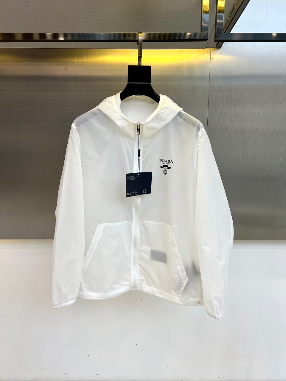 NO:462597,Prad, men's hooded casual jacket, spring and summer thin jacket, sun protection clothes. Sun protection performance UPF20+, super water-repellent performance, can reach level 4 after washing, absorb sweat and remove moisture, keep the body dry, light, thin and stylish at all times, soft, elastic and smooth, spliced ​​decorative fabric nylon + 15 elastic pull-up frame, making the fabric wear-resistant and elastic, and the ready-to-wear has a strong sense of muscles and bones!  Excellent choice for casual outdoors. 48-56 (please report height and weight by placing an order), prada, prada, jackets & coats, jackets & coats, hats, alexander wang19860909Prad普拉、男士连帽休闲夹克春夏装薄款外套防晒衣.防晒性能UPF20+,超强防泼水性能,洗后可达4级,吸汗排湿,让身体时刻保持干爽轻薄有型,软弹爽滑,拼接装饰面料尼龙+15弹力拉架,让织物耐磨耐穿富有弹性,成衣有很强的筋骨感！休闲户外绝佳选择.48-56（下单请报身高体重）,,prada,prada,jackets & coats,jackets & coats,hats,alexander wang,Men's clothing