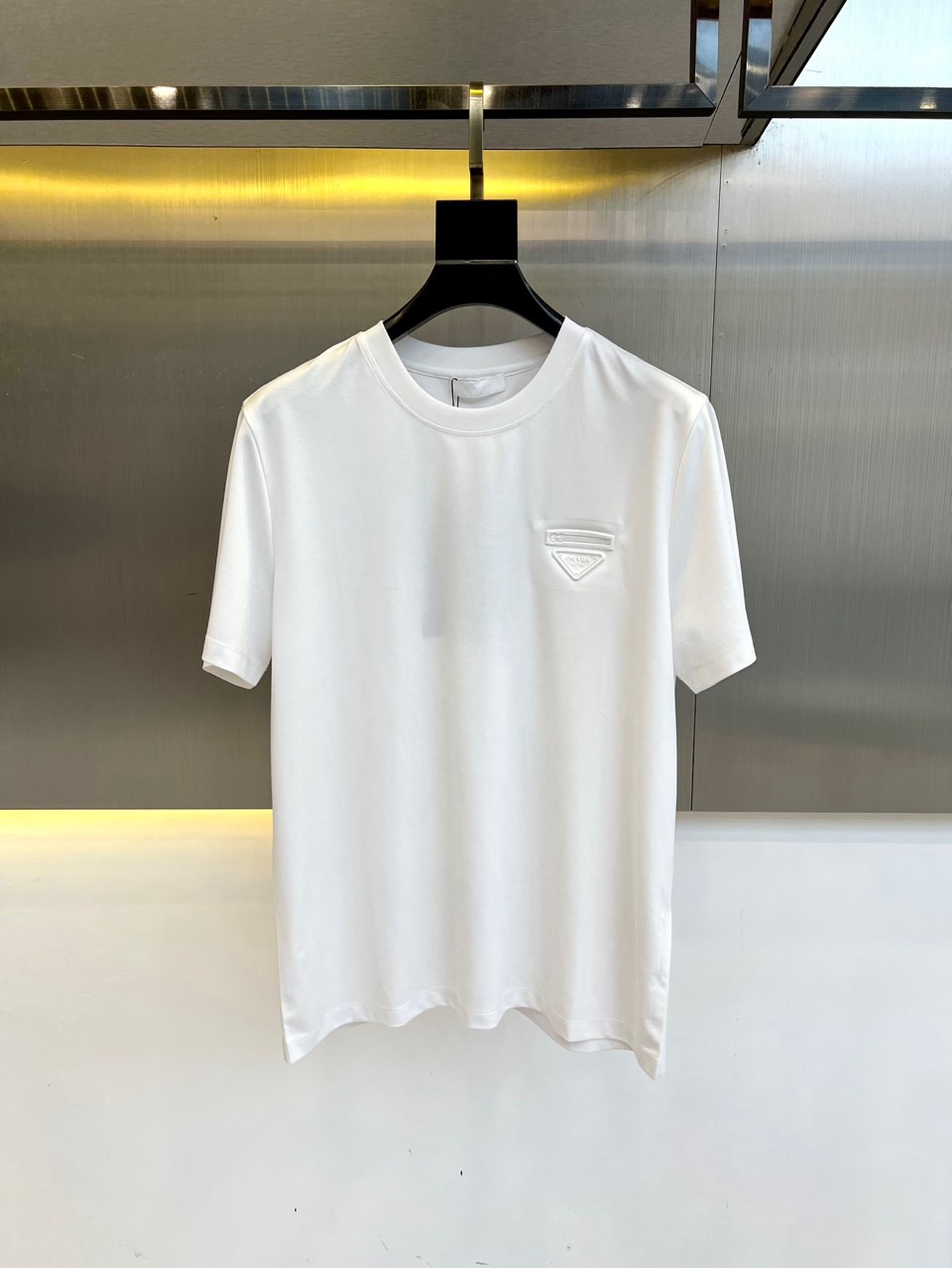 NO:462602,Prada and island cotton short-sleeved round neck T-shirts. Classic logo, the clothes feel soft and skin-friendly, visually exquisite, textured, noble, very simple and quality. They can be used as an inner layer in early spring, and can be worn alone in summer, and can be matched in various forms. The collision of colors and art, unique neutral tones, instantly illuminate your overall shape, a lapel design that combines classic and fashion, paired with eye-catching semi-zippers, demonstrates a unique taste and fashionable attitude, simple without losing style. Just be business and casual, versatile and not picky!  48-56 (model 173, 143 catties upper body 50 sizes), prada, T-shirt, tees, t-shirt, alexander wang19860909普拉达、海岛棉短袖圆领T恤.经典标识,衣服触感柔软亲肤,视觉上很精致、有质感、高贵,非常简单也很显品质.早春可作为内搭,夏季可单独穿着,可以搭配出多种形式.色彩与艺术的碰撞,独特的中性色调,瞬间点亮你的整体造型,经典与时尚融合的翻领设计,搭配醒目半拉链,彰显独特品味与时尚态度,简约而不失格调.商务休闲俩即可,百搭不挑！48-56（模特173,143斤上身50码）,,prada,T-shirt,tees，t-shirt,alexander wang,Men's clothing