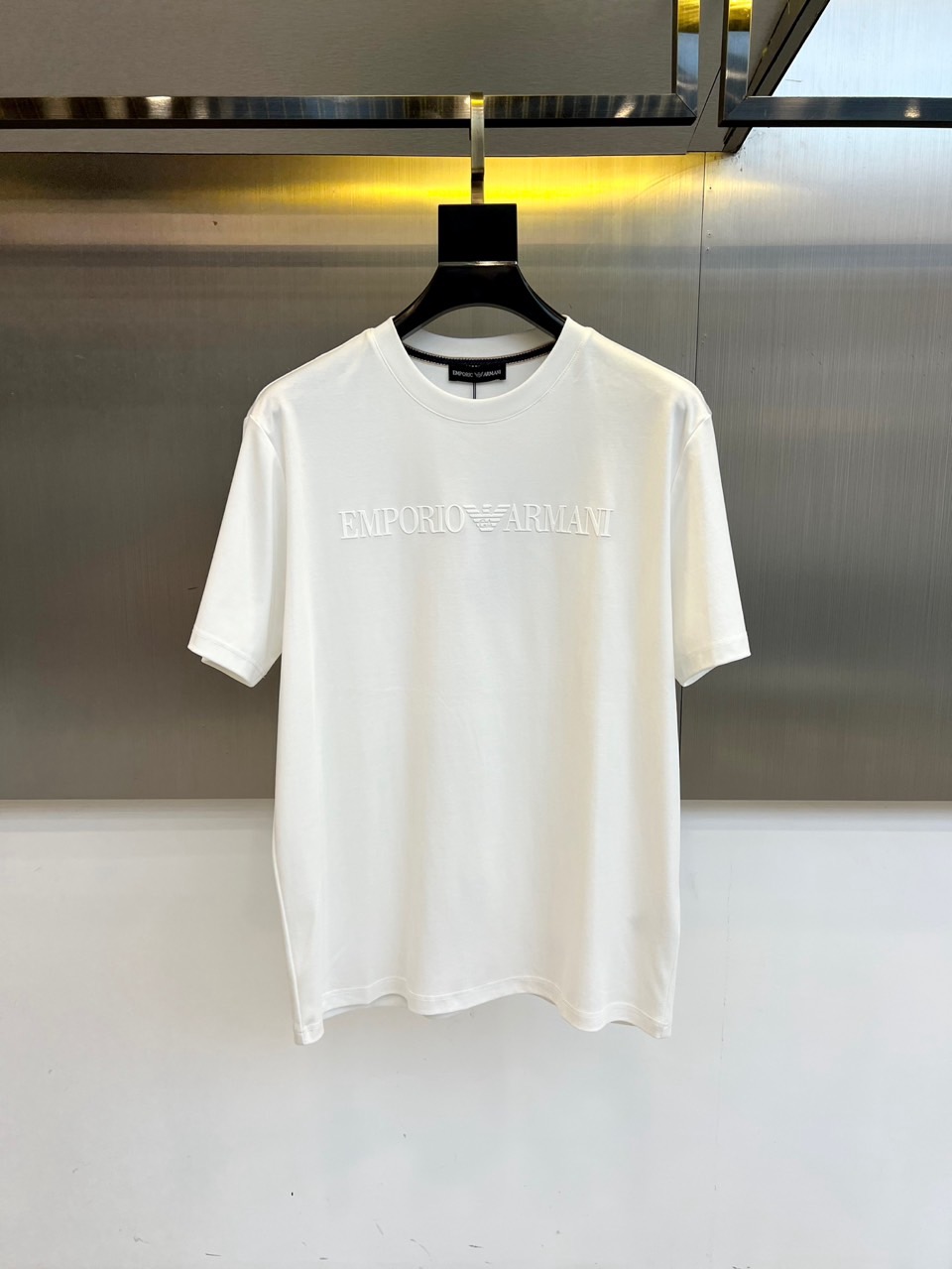 NO:462606,Armani, 2025 summer men's round neck fashionable three-dimensional letter casual European cotton short-sleeved T-shirt, selected customers to use imported 95 pure cotton material and blended with 5 spandex, which is softer, more textured, with high-density rib splicing on the neck, and the same cylinder is dyed to ensure no color difference. The whole T-shirt fabric is comfortable and skin-friendly, and the upper body is refreshing, breathable and not stuffy, and the quality is absolutely invincible. The logo is made of imported environmentally friendly paste and multi-layer printing technology. The color texture and uniformity of the pattern are perfect to be picky, which is quite fashionable and brand recognition!  The exquisite basic style cutting makes the upper body more upright and stylish!  M-4XL (model 173, 143 catties upper body L size), Armani, T-shirt, tees, t-shirt, alexander wang19860909阿玛尼、2025夏季男士圆领时尚立体字母休闲欧棉短袖T恤,甄选客供进口95纯棉材质添加5氨纶混纺制成,更柔软、更加有质感、领口高密罗纹拼接,同缸定染保证无色差,整件T恤面料舒适亲肤程度绝对超乎你的想象,上身清爽透气不闷热,品相绝对堪称无敌.Logo采用进口环保浆料及多层印刷工艺打造,图案的色泽质感与均匀程度均完美到无法去挑剔,相当具有时髦感与品牌辨识度！精湛无比的基础版型裁剪,使得上身更加立挺有型！M-4XL（模特173,143斤上身L码）,,armani,T-shirt,tees，t-shirt,alexander wang,Men's clothing