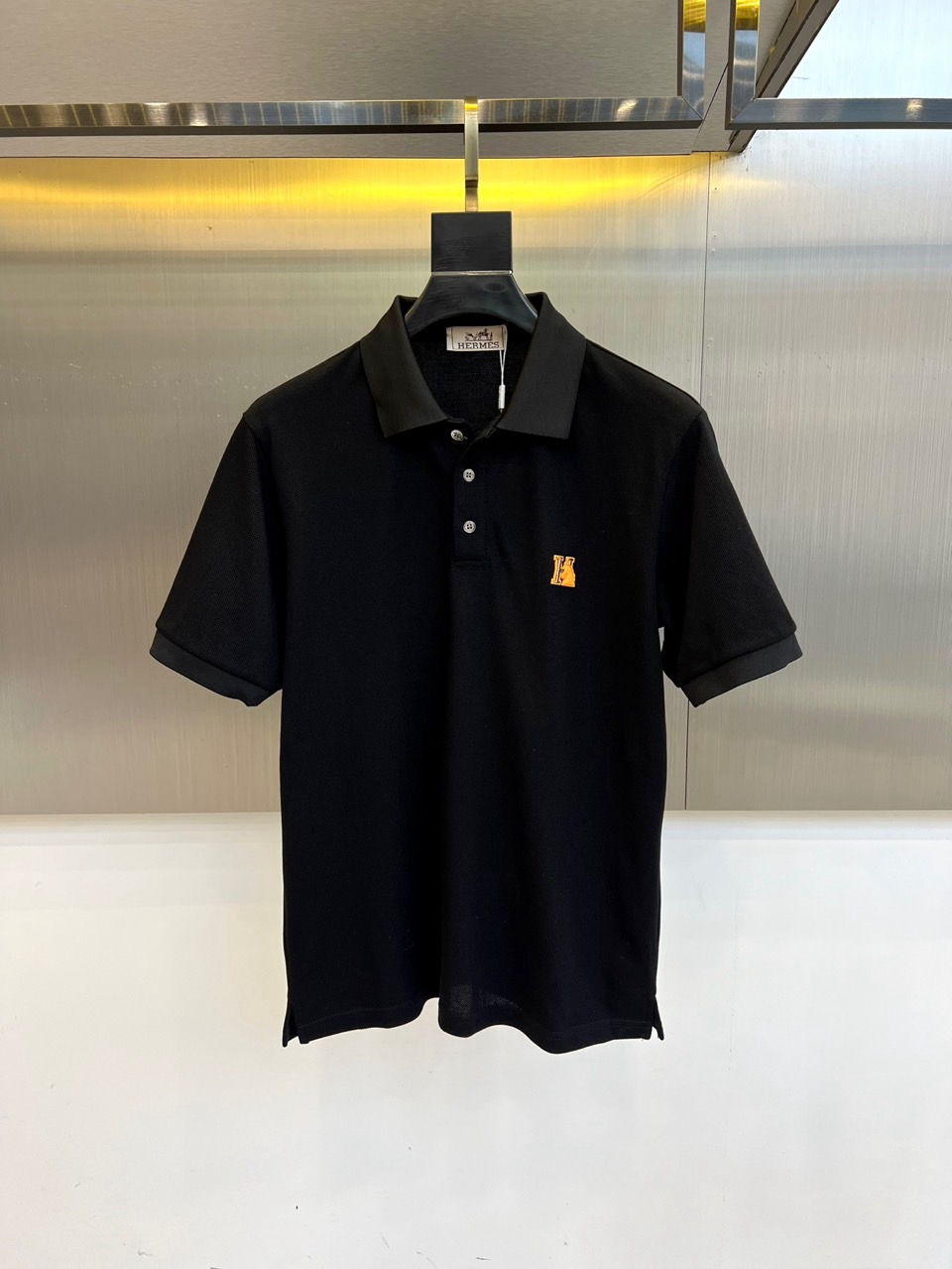 NO:462617,Hermes, 2025s classic iconic logo embellishment elements, classic fashion lapel, Polo shirt short sleeves, trading company channel orders, simple and elegant, fashionable and versatile, and the quality is even more unstriking!  Use imported custom-woven pure cotton bead mesh fabric, which is soft, straight, stylish, breathable and comfortable. The upper body has a good drooping feeling and is not easy to deform! It is even less likely to fade! A clean and refreshing basic POLO shirt style, a small and crisp pointed collar, stylish and fashionable, perfectly combining casual and business!  Fashionable and versatile!  48-56 (model 173, 143 catties upper body 50 sizes), hermes, T-shirt, alexander wang19860909爱马仕、2025s经典标志性Logo点缀元素 经典时尚翻领 Polo衫短袖 ,贸易公司渠道订单,简约大气,时尚百搭,品相更是无法挑剔！选用客供进口定织纯棉珠地网眼面料,柔软挺阔有型、透气舒适.上身垂感好,不易变形!更不易褪色!干净清爽的基础 POLO衫版型,小巧而挺括的尖领有型又时尚,休闲与商务完美结合！时尚百搭！48-56（模特173,143斤上身50码）,,hermes,T-shirt,alexander wang,Men's clothing