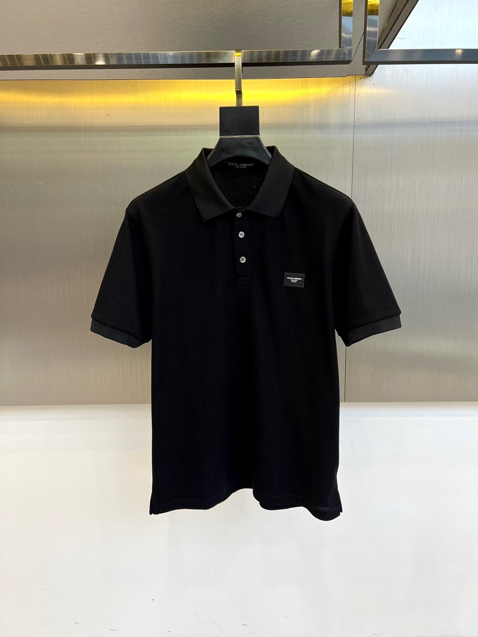 NO:462567,Dolce & Gabbana, 2025s classic iconic logo embellishment elements, classic fashion lapel, Polo shirt short sleeves, trading company channel orders, simple and elegant, fashionable and versatile, and the quality is even more unstriking!  Use imported custom-woven pure cotton bead mesh fabric, which is soft, straight, stylish, breathable and comfortable. The upper body has a good drooping feeling and is not easy to deform! It is even less likely to fade! A clean and refreshing basic POLO shirt style, a small and crisp pointed collar, stylish and fashionable, perfectly combining casual and business!  Fashionable and versatile!  48-56 (model 173, 143 catties upper body 50 sizes), Dolce & Gabbana, T-shirt, alexander wang19860909杜嘉班纳、2025s经典标志性Logo点缀元素 经典时尚翻领 Polo衫短袖 ,贸易公司渠道订单,简约大气,时尚百搭,品相更是无法挑剔！选用客供进口定织纯棉珠地网眼面料,柔软挺阔有型、透气舒适.上身垂感好,不易变形!更不易褪色!干净清爽的基础 POLO衫版型,小巧而挺括的尖领有型又时尚,休闲与商务完美结合！时尚百搭！48-56（模特173,143斤上身50码）,,Dolce&Gabbana,T-shirt,alexander wang,Men's clothing