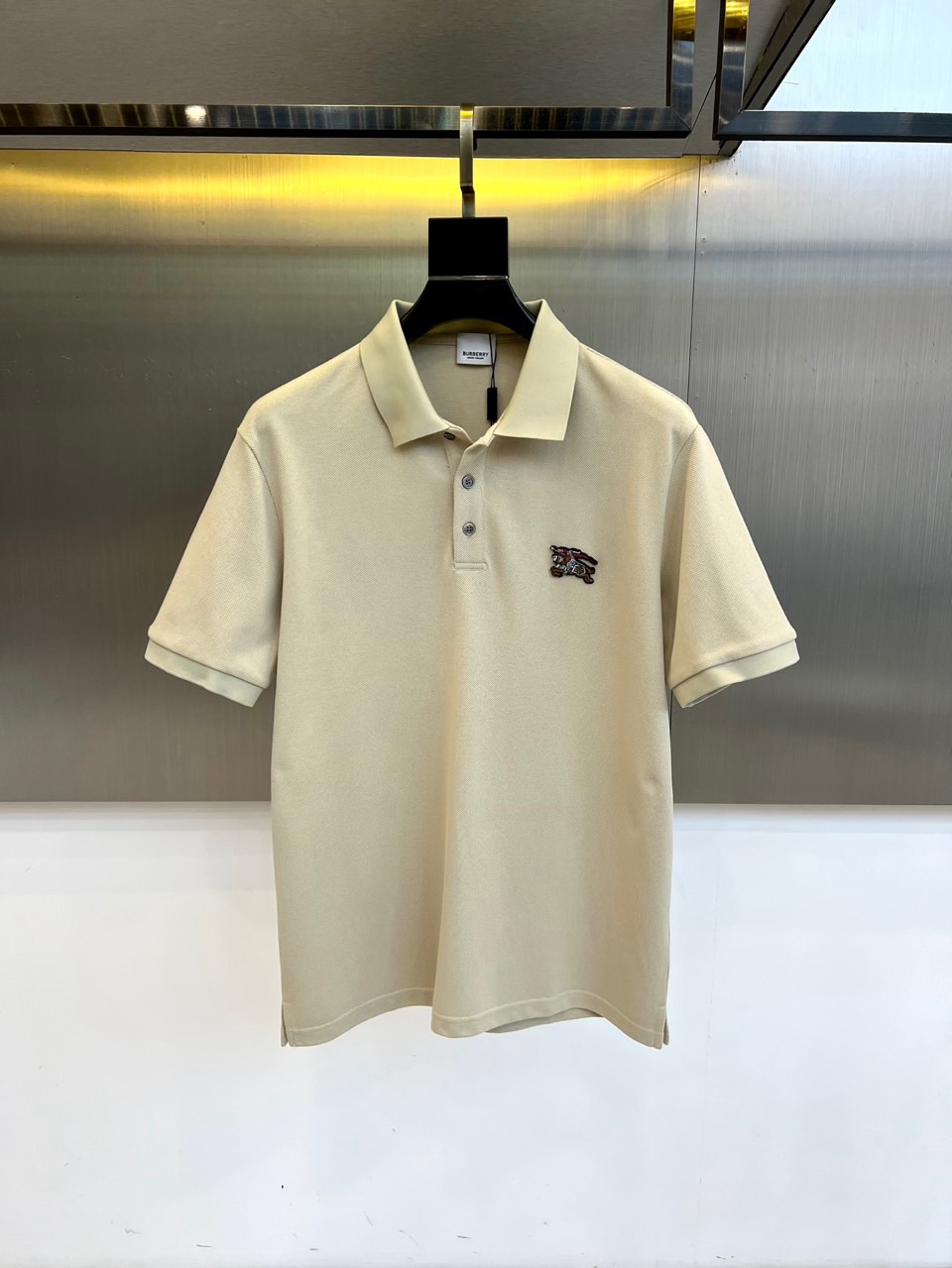 NO:462574,Burberry, 2025s classic iconic logo embellishment elements, classic fashion lapel, Polo shirt short sleeves, trading company channel orders, simple and elegant, fashionable and versatile, and the quality is even more unstriking!  Use imported custom-woven pure cotton bead mesh fabric, which is soft, straight, stylish, breathable and comfortable. The upper body has a good drooping feeling and is not easy to deform! It is even less likely to fade! A clean and refreshing basic POLO shirt style, a small and crisp pointed collar, stylish and fashionable, perfectly combining casual and business!  Fashionable and versatile!  48-56 (model 173, 143 catties upper body 50 sizes), burberry, T-shirt, alexander wang19860909巴宝莉、2025s经典标志性Logo点缀元素 经典时尚翻领 Polo衫短袖 ,贸易公司渠道订单,简约大气,时尚百搭,品相更是无法挑剔！选用客供进口定织纯棉珠地网眼面料,柔软挺阔有型、透气舒适.上身垂感好,不易变形!更不易褪色!干净清爽的基础 POLO衫版型,小巧而挺括的尖领有型又时尚,休闲与商务完美结合！时尚百搭！48-56（模特173,143斤上身50码）,,burberry,T-shirt,alexander wang,Men's clothing