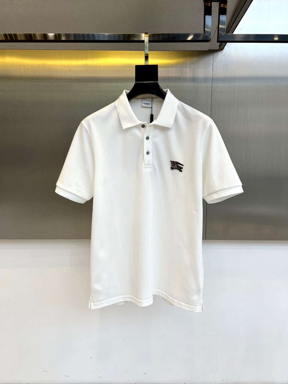 NO:459616,Burberry and S classic iconic logo embellishment elements, classic fashion lapels, short-sleeved Polo shirts, trading company channel orders, simple and elegant, fashionable and versatile, and the quality is even more unstriking!  Use imported custom-woven pure cotton bead mesh fabric, which is soft, straight, stylish, breathable and comfortable. The upper body has a good drooping feeling and is not easy to deform! It is even less likely to fade! A clean and refreshing basic POLO shirt style, a small and crisp pointed collar, stylish and fashionable, perfectly combining casual and business!  Fashionable and versatile!  48-56 (model 173, 143 catties upper body 50 sizes), burberry, T-shirt, alexander wang19860909巴宝莉、s经典标志性Logo点缀元素 经典时尚翻领 Polo衫短袖 ,贸易公司渠道订单,简约大气,时尚百搭,品相更是无法挑剔！选用客供进口定织纯棉珠地网眼面料,柔软挺阔有型、透气舒适.上身垂感好,不易变形!更不易褪色!干净清爽的基础 POLO衫版型,小巧而挺括的尖领有型又时尚,休闲与商务完美结合！时尚百搭！48-56（模特173,143斤上身50码）,,burberry,T-shirt,alexander wang,Men's clothing