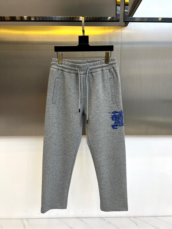 NO:459629,Burberry and 25s spring and summer new men's drawstring casual embroidered sports sweatpants are newly released. The details are meticulous, creating the evergreen tree's evergreen without getting greasy and comfortable and versatile. As one of the fashionable items that men can wear at any time and anywhere, the simple design of casual pants is combined with high-end fabrics, fine embellishments, and three-dimensional tailoring, so that you can avoid being too mature and stable, but more self-indulgent and personality. The imported long velvet cotton fabric is customized, and the sag behind the upper body is also very good. The three-dimensional tailoring is straight and the upper body is produced by the original manufacturer, and the perfect quality is shipped!  48-56 (please report waist size by ordering), burberry, alexander wang19860909巴宝莉、25s春夏新品男士抽绳休闲刺绣运动卫裤,全新发布新款定制,细节一丝不苟,打造出了常青树的百看不腻以及舒适百搭.休闲运动裤作为随时随地男人都能穿搭的时尚单品之一,休闲裤简洁的设计配合高档面料,细节点缀,立体剪裁,让你避免太过于成熟稳重,而是多了几分自我和个性.进口长绒精棉面料定制打造,上身后垂度也非常好,立体剪裁上身挺拔,原厂原单出品,完美品相出货！48-56（下单请报腰围尺寸）,,burberry,alexander wang,Men's clothing