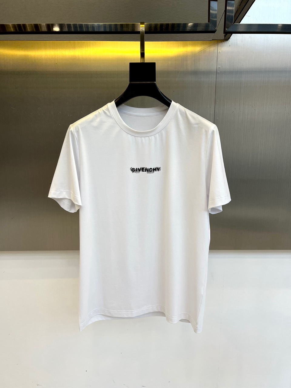 NO:459635,Givenchy and the new round neck short-sleeved T-shirt for men for spring and summer. Imported fixed fabric is pure cotton, the fabric feels silky and soft, breathable and skin-friendly, and it is extremely comfortable to wear, and the overall texture is quite high!  The iconic logo on the body and chest is complete with three standards and carefully crafted. It is simple, fashionable and classic, and it is eye-catching, with great recognition and class!  The regular casual style cutting design makes it easy to make you look slim and taller!  M-4XL (model 173, 143 catties upper body L size), givennchy, T-shirt, tees, t-shirt, alexander wang19860909纪梵希、春夏男士新款圆领短袖T恤.进口定织面料纯棉、面料手感丝滑柔软,透气亲肤性极佳,着身无比的舒适,整体质感相当之高！衣身胸前标志性Logo,三标齐全、重工艺精心打造,简约时尚经典让人眼前一亮,极具辨识度与档次感！常规的休闲版型裁剪设计,轻松凹出显瘦显高身型！M-4XL（模特173,143斤上身L码）,,givenchy,T-shirt,tees，t-shirt,alexander wang,Men's clothing