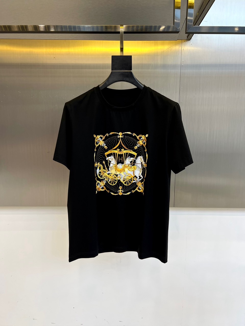 NO:459641,Hermes and a new round neck short-sleeved T-shirt for men for spring and summer. Imported fixed fabric is pure cotton, the fabric feels silky and soft, breathable and skin-friendly, and it is extremely comfortable to wear, and the overall texture is quite high!  The iconic logo on the body and chest is complete with three standards and carefully crafted. It is simple, fashionable and classic, and it is eye-catching, with great recognition and class!  The regular casual style cutting design makes it easy to make you look slim and taller!  M-4XL (model 173, 143 catties upper body L size), hermes, T-shirt,tees, t-shirt,alexander wang19860909爱马仕、春夏男士新款圆领短袖T恤.进口定织面料纯棉、面料手感丝滑柔软,透气亲肤性极佳,着身无比的舒适,整体质感相当之高！衣身胸前标志性Logo,三标齐全、重工艺精心打造,简约时尚经典让人眼前一亮,极具辨识度与档次感！常规的休闲版型裁剪设计,轻松凹出显瘦显高身型！M-4XL（模特173,143斤上身L码）,,hermes,T-shirt,tees，t-shirt,alexander wang,Men's clothing