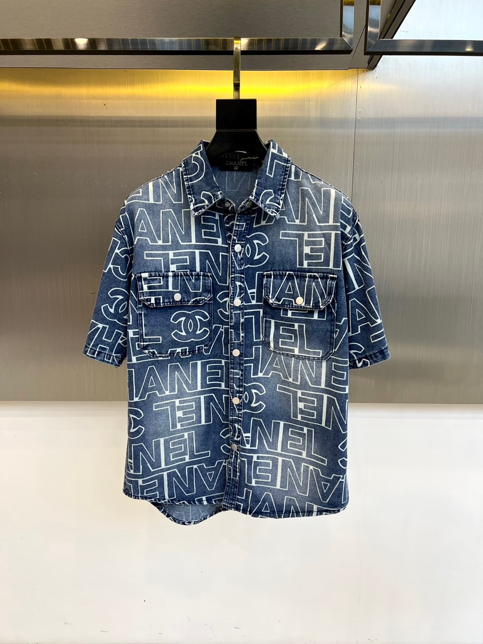 NO:459647,Chanel, summer denim short-sleeved lapel jacket, custom-made washing cowboy fabric, excellent style, white short-sleeved T-shirt inside, very capable, in the monotonous summer, gives you a different dressing experience, size 48-56 (model 173-140 catties upper body 50 sizes), chanel, jackets & coats, T-shirt,tees, t-shirt,alexander wang19860909香奈儿、、夏季牛仔短袖翻领外套、定制洗水牛仔面料、绝佳版型、内搭白色短袖T恤、非常的干练、在单调的夏季、给到您不一样的穿搭体验、尺码48-56（模特173-140斤上身50码）,,chanel,jackets & coats,T-shirt,tees，t-shirt,alexander wang,Men's clothing