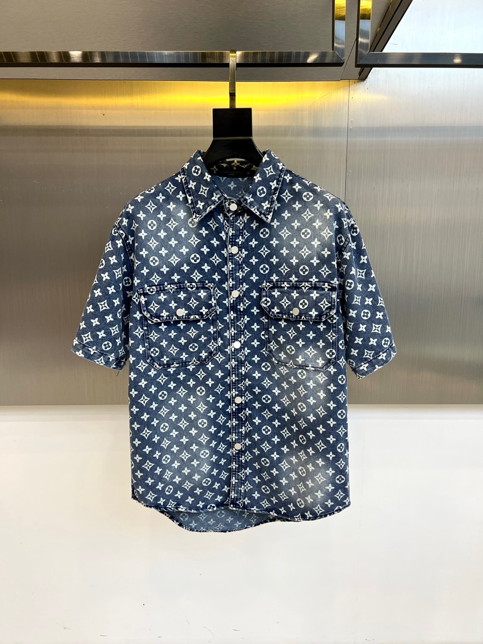 NO:459652,1v, summer denim short-sleeved lapel jacket, custom-made washing denim fabric, excellent style, white short-sleeved T-shirt inside, very capable, in the monotonous summer, gives you a different outfit experience, size 48-56 (model 173-140 catties upper body 50 sizes),, jackets & coats, T-shirt,tees, t-shirt,alexander wang198609091v、、夏季牛仔短袖翻领外套、定制洗水牛仔面料、绝佳版型、内搭白色短袖T恤、非常的干练、在单调的夏季、给到您不一样的穿搭体验、尺码48-56（模特173-140斤上身50码）,,jackets & coats,T-shirt,tees，t-shirt,alexander wang,Men's clothing