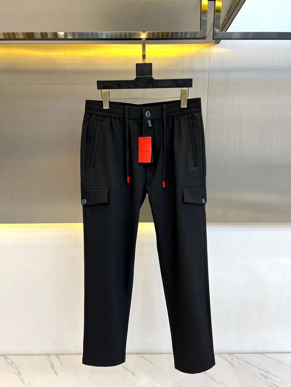 NO:459666,Italian Kiton - New spring and summer men's Tianshi cotton and linen casual pants. Exclusively available for imported original Tianshi cotton and linen fabric, breathable, soft and breathable, strong, straight and drooping, the whole piece of clothing is neat and smooth, all hardware accessories are top-grade accessories with logos, and it is obvious that it is high-end fabric. This fabric is woven and there is no good product from the outside, without any picky places. This jacket is often worn, high-end, casual, and slack!  48-56 (please report height and weight when placing an order),, jackets & coats,alexander wang19860909意大利kiton-春夏新款男士天丝棉麻休闲裤.独家专供进口原版天丝棉麻面料,透气柔软透气很强,笔挺垂感十足,整件衣服车工走线整齐平整,所有五金附料都是客供带logo顶级配件 一看就是高档的面料 这种面料都是定织的 外面根本就没有 正规大厂途径出来的好货,无任何有挑剔的地方 这样的一件外套属于常备常穿的,高级、随意、松弛感拉满！48-56（下单请报身高体重）,,jackets & coats,alexander wang,Men's clothing