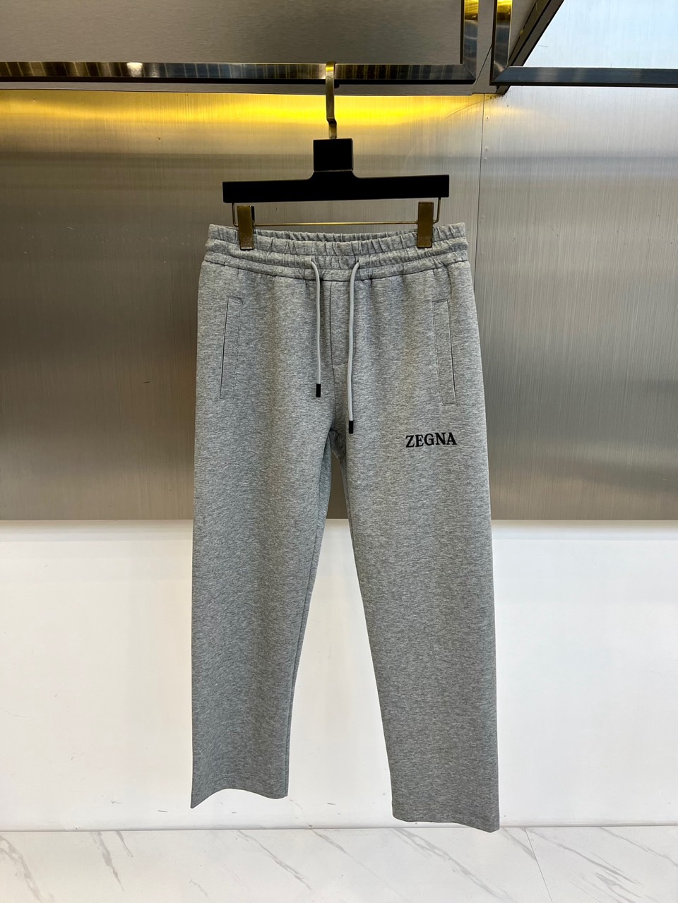 NO:468690,The new spring and summer products of 25s men's drawstring casual embroidered sports sweatpants are newly released. The details are meticulous, creating the evergreen tree's evergreen without being greasy and comfortable and versatile. As one of the fashionable items that men can wear at any time and anywhere, the simple design of casual pants is combined with high-end fabrics, fine embellishments, and three-dimensional tailoring, so that you can avoid being too mature and stable, but more self-indulgent and personality. The imported long velvet cotton fabric is customized, and the sag behind the upper body is also very good. The three-dimensional tailoring is straight and the upper body is produced by the original manufacturer, and the perfect quality is shipped!  48-56 (please report waist size by ordering), zegna, alexander wang19860909杰尼亚、25s春夏新品男士抽绳休闲刺绣运动卫裤,全新发布新款定制,细节一丝不苟,打造出了常青树的百看不腻以及舒适百搭.休闲运动裤作为随时随地男人都能穿搭的时尚单品之一,休闲裤简洁的设计配合高档面料,细节点缀,立体剪裁,让你避免太过于成熟稳重,而是多了几分自我和个性.进口长绒精棉面料定制打造,上身后垂度也非常好,立体剪裁上身挺拔,原厂原单出品,完美品相出货！48-56（下单请报腰围尺寸）,,zegna,alexander wang,Men's clothing