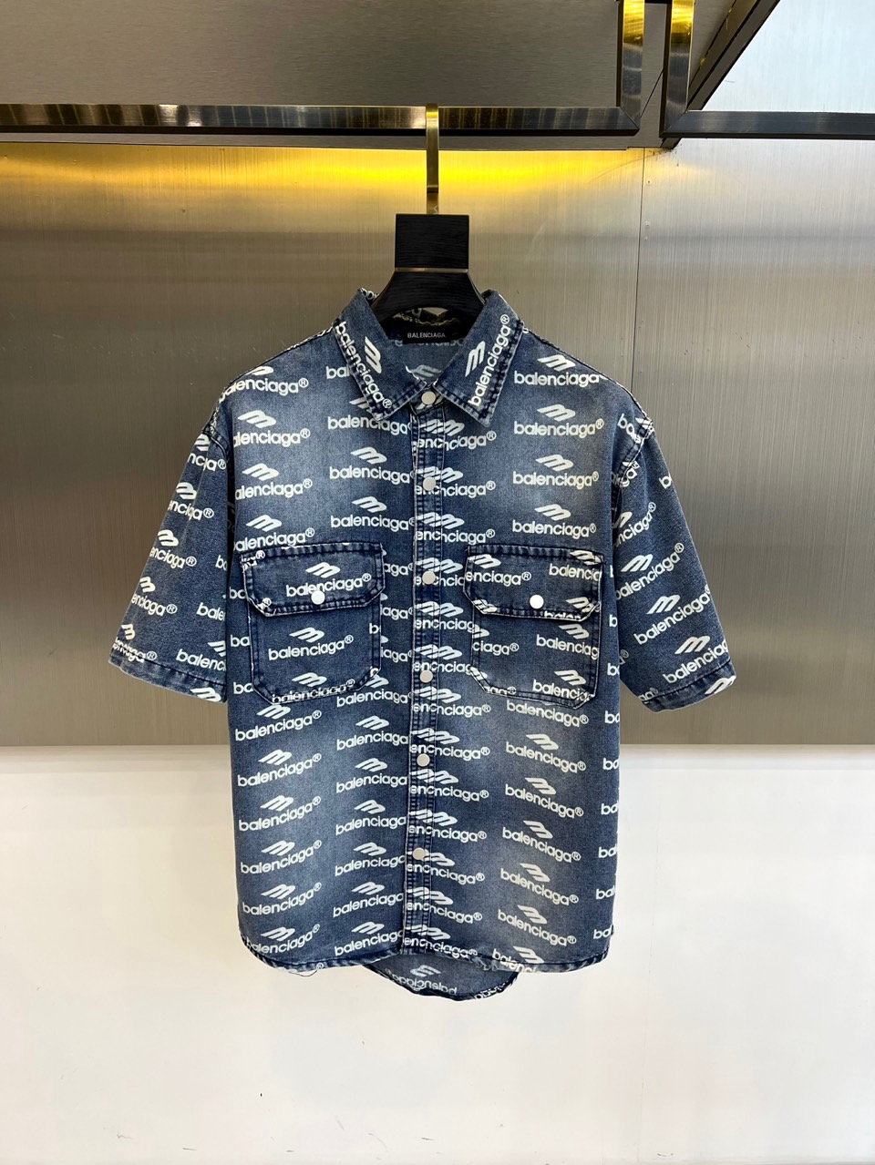 NO:468654,Balenciaga, 2025, summer denim short-sleeved lapel jacket, custom-made washing denim fabric, excellent style, white short-sleeved T-shirt inside, very capable, in the monotonous summer, gives you a different outfit experience, size 48-56 (model 173-140 catties upper body 50 sizes),, balenciaga, jackets & coats, T-shirt,tees, t-shirt,alexander wang19860909巴黎世家、2025、夏季牛仔短袖翻领外套、定制洗水牛仔面料、绝佳版型、内搭白色短袖T恤、非常的干练、在单调的夏季、给到您不一样的穿搭体验、尺码48-56（模特173-140斤上身50码）,,balenciaga,jackets & coats,T-shirt,tees，t-shirt,alexander wang,Men's clothing