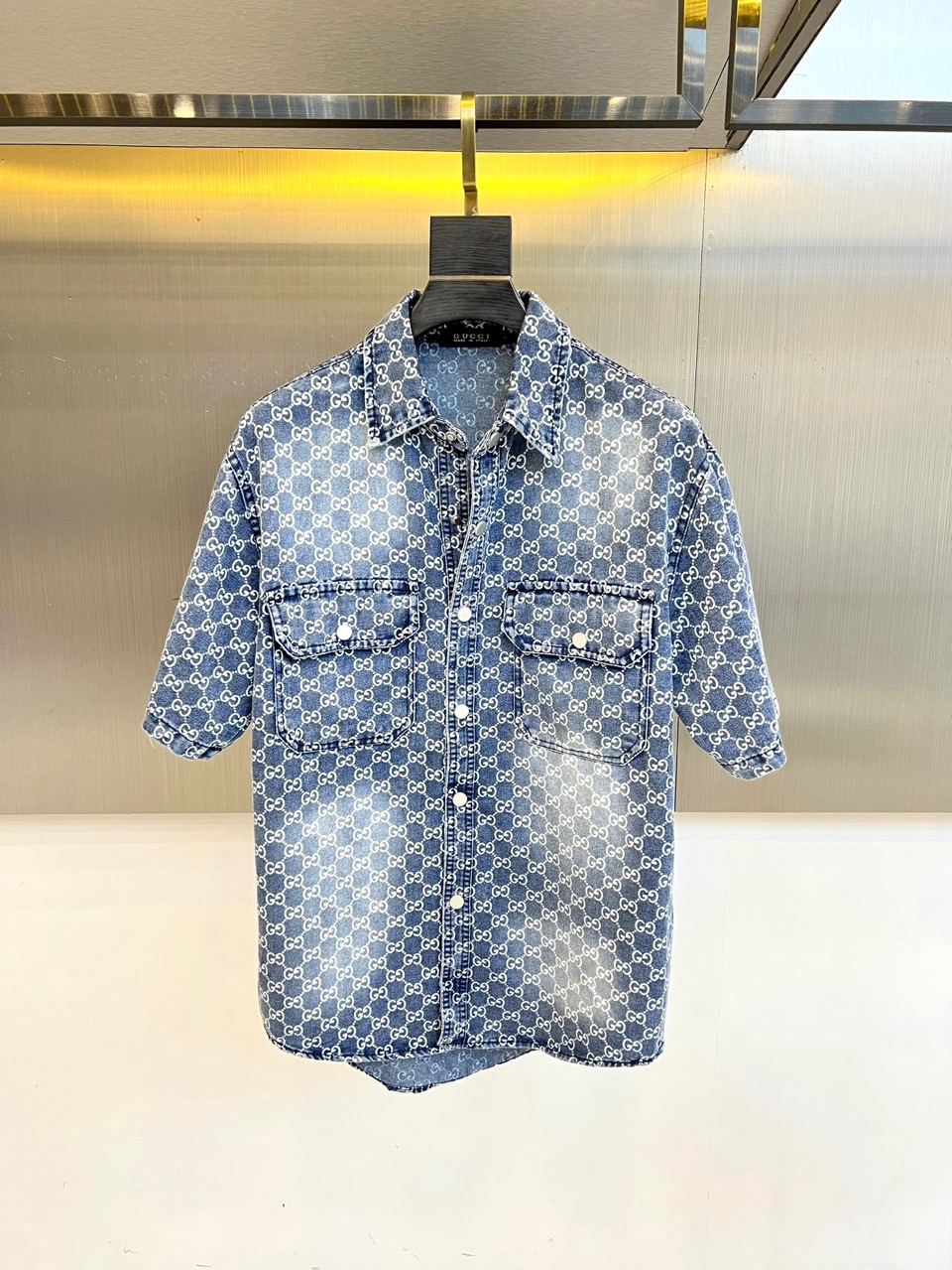 NO:468648,Gucci2025, summer denim short-sleeved lapel jacket, custom washed denim fabric, excellent style, white short-sleeved T-shirt inside, very capable, in the monotonous summer, gives you a different outfit experience, size 48-56 (model 173-140 catties upper body 50 sizes),,gucci,jackets & coats,T-shirt,tees,t-shirt,alexander wang19860909Gucci2025、夏季牛仔短袖翻领外套、定制洗水牛仔面料、绝佳版型、内搭白色短袖T恤、非常的干练、在单调的夏季、给到您不一样的穿搭体验、尺码48-56（模特173-140斤上身50码）,,gucci,jackets & coats,T-shirt,tees，t-shirt,alexander wang,Men's clothing