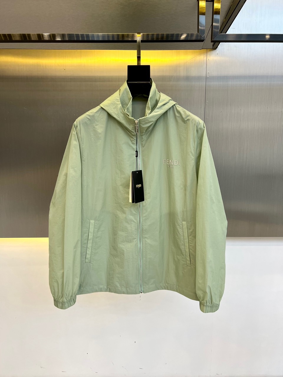 NO:459680,Fendi and men's hooded casual jackets, spring and summer thin jackets, sun protection clothes. Sun protection performance UPF20+, super water-repellent performance, can reach level 4 after washing, absorb sweat and remove moisture, keeping the body dry, light, thin and stylish at all times, soft, elastic and smooth, spliced ​​decorative fabric nylon + 15 elastic pull-up frame, making the fabric wear-resistant and elastic, and the ready-to-wear has a strong sense of muscles and bones!  Excellent choice for casual outdoors. 48-56 (please report height and weight by placing an order), fendi, jackets & coats, jackets & coats, hats, alexander wang19860909芬迪、男士连帽休闲夹克春夏装薄款外套防晒衣.防晒性能UPF20+,超强防泼水性能,洗后可达4级,吸汗排湿,让身体时刻保持干爽轻薄有型,软弹爽滑,拼接装饰面料尼龙+15弹力拉架,让织物耐磨耐穿富有弹性,成衣有很强的筋骨感！休闲户外绝佳选择.48-56（下单请报身高体重）,,fendi,jackets & coats,jackets & coats,hats,alexander wang,Men's clothing