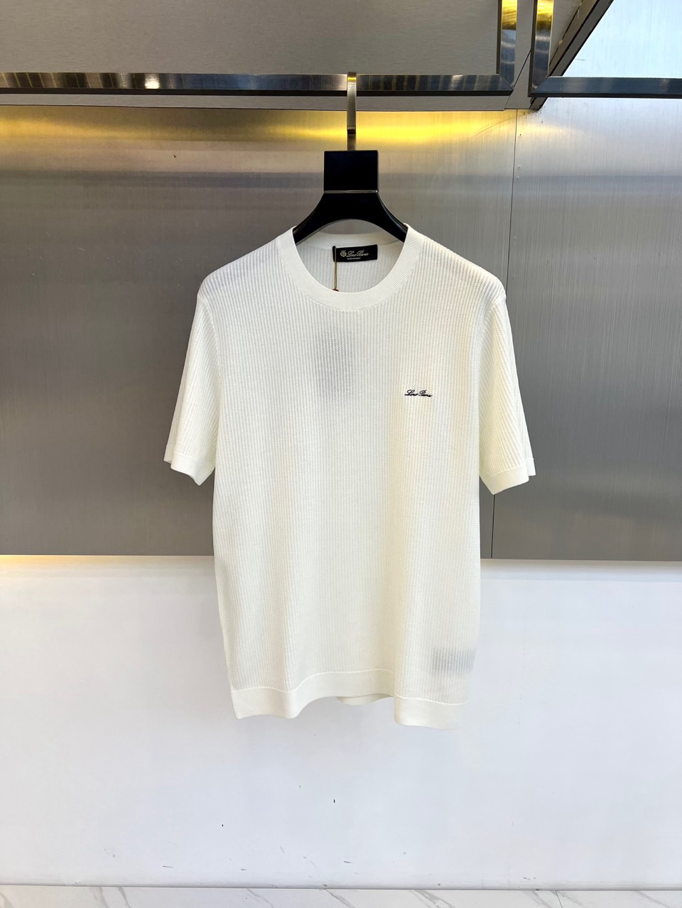 NO:460497,Lor Piana 25SS spring and summer new top-grade mulberry silk blended cotton knitted round neck short-sleeved T-shirt. It is made of imported mulberry silk blended materials, carefully woven from super fine imported weaving technology. It has excellent elasticity and smooth, soft and skin-friendly touch, bringing you a close-fitting and refreshing wearing experience!  Its excellent breathability allows you to stay comfortable during the hot summer days and enjoy the relaxing moments!  Low-key and elegant!  Whether it is daily matching or formal occasions, exquisite design and comfortable wearing experience!  48-56 (model 173, 143 catties upper body 50 sizes), T-shirt,tees, t-shirt,alexander wang19860909Lor Piana 25SS春夏新款顶级桑蚕丝混纺丝光棉针织圆领短袖T恤.选用客供进口桑蚕丝混纺材质,由超精细进口机织工艺精心织造,绝佳的弹性与滑腻软糯亲肤的触感,为您带来贴身且清爽的穿着体验！其出色的透气性让您在炎炎夏日中仍能保持舒适,尽享轻松自在的时刻！低调而优雅！无论是日常搭配还是正式场合,精致的设计和舒适的穿着体验！48-56（模特173,143斤上身50码）,,T-shirt,tees，t-shirt,alexander wang,Men's clothing