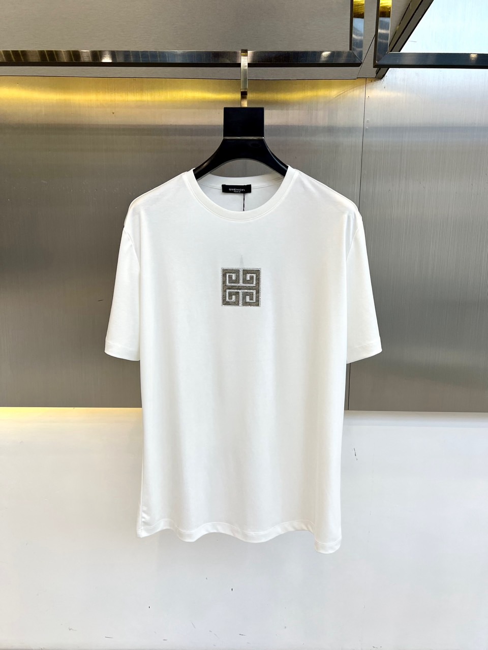 NO:459685,Givenchy and the new round neck short-sleeved T-shirt for men for spring and summer. Imported fixed fabric is pure cotton, the fabric feels silky and soft, breathable and skin-friendly, and it is extremely comfortable to wear, and the overall texture is quite high!  The iconic logo on the body and chest is complete with three standards and carefully crafted. It is simple, fashionable and classic, and it is eye-catching, with great recognition and class!  The regular casual style cutting design makes it easy to make you look slim and taller!  M-3XL (model 173, 143 catties upper body L size), givennchy, T-shirt, tees, t-shirt, alexander wang19860909纪梵希、春夏男士新款圆领短袖T恤.进口定织面料纯棉、面料手感丝滑柔软,透气亲肤性极佳,着身无比的舒适,整体质感相当之高！衣身胸前标志性Logo,三标齐全、重工艺精心打造,简约时尚经典让人眼前一亮,极具辨识度与档次感！常规的休闲版型裁剪设计,轻松凹出显瘦显高身型！M-3XL（模特173,143斤上身L码）,,givenchy,T-shirt,tees，t-shirt,alexander wang,Men's clothing