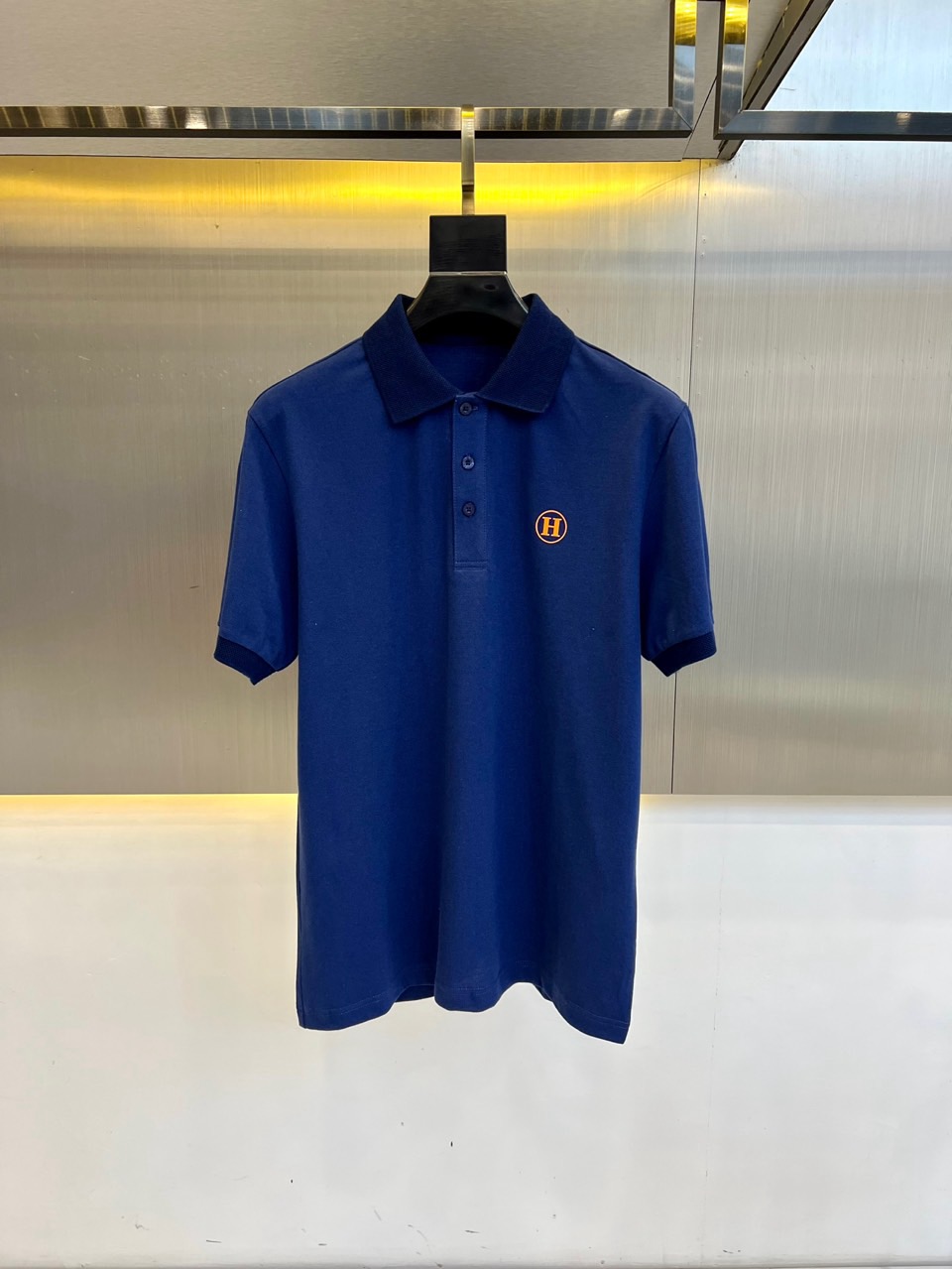 NO:459692,H Hermes and 25s new products are on sale, men's lapel semi-zipper short-sleeved T-shirt POLO shirt, imported resident mercerized cotton short-sleeved T-shirt, Wen Ru soft, delicate and soft, the upper body is naturally comfortable, cool, the color is very clear, and does not fade, which highlights the overall styling and body-slimming feeling. 48-56 (model 173, 143 catties upper body 50 sizes), hermes, T-shirt,tees, t-shirt,alexander wang19860909H爱马仕、25s新品发售,男士翻领半拉链短袖T恤POLO衫,进口驻地丝光棉短袖T恤,温儒柔软 细腻柔软 上身自然是舒适 凉爽,颜色十分清晰,不掉色,非常的凸显整体的造型感以及修身上身感.48-56（模特173,143斤上身50码）,,hermes,T-shirt,tees，t-shirt,alexander wang,Men's clothing