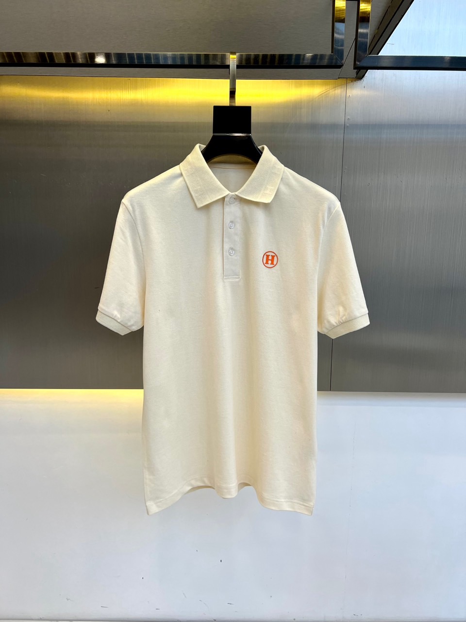 NO:460481,H Hermes and 25s new products are on sale, men's lapel semi-zipper short-sleeved T-shirt POLO shirt, imported resident mercerized cotton short-sleeved T-shirt, Wen Ru soft, delicate and soft, the upper body is naturally comfortable, cool, the color is very clear, and does not fade, which highlights the overall styling and body-slimming feeling. 48-56 (model 173, 143 catties upper body 50 sizes), hermes, T-shirt,tees, t-shirt,alexander wang19860909H爱马仕、25s新品发售,男士翻领半拉链短袖T恤POLO衫,进口驻地丝光棉短袖T恤,温儒柔软 细腻柔软 上身自然是舒适 凉爽,颜色十分清晰,不掉色,非常的凸显整体的造型感以及修身上身感.48-56（模特173,143斤上身50码）,,hermes,T-shirt,tees，t-shirt,alexander wang,Men's clothing