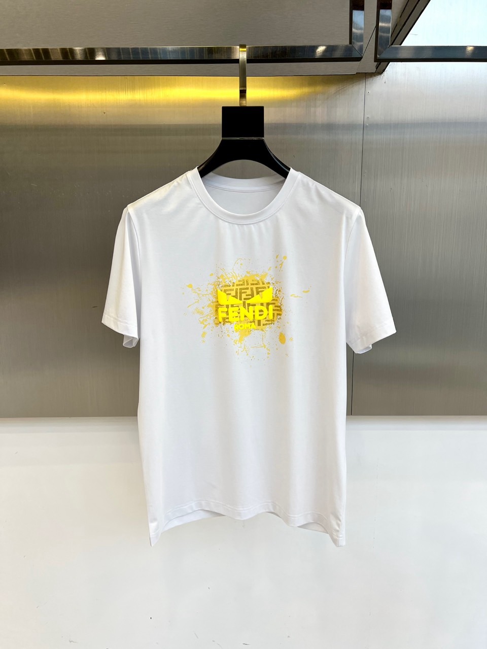 NO:459598,Fendi, a new round neck short-sleeved T-shirt for spring and summer men. Imported fixed fabric is pure cotton, the fabric feels silky and soft, breathable and skin-friendly, and is extremely comfortable to wear, and the overall texture is quite high!  The iconic logo on the body and chest is carefully crafted and craftsmanship. It is simple, fashionable and classic, and it is very recognizable and classy!  The regular casual style cutting design makes it easy to make you look slim and taller!  M-4XL (model 173, 143 catties upper body L size), fendi, fendi, T-shirt, tees, t-shirt, alexander wang19860909Fendi芬迪、春夏男士新款圆领短袖T恤.进口定织面料纯棉、面料手感丝滑柔软,透气亲肤性极佳,着身无比的舒适,整体质感相当之高！衣身胸前标志性Logo,重工艺精心打造,简约时尚经典让人眼前一亮,极具辨识度与档次感！常规的休闲版型裁剪设计,轻松凹出显瘦显高身型！M-4XL（模特173,143斤上身L码）,,fendi,fendi,T-shirt,tees，t-shirt,alexander wang,Men's clothing