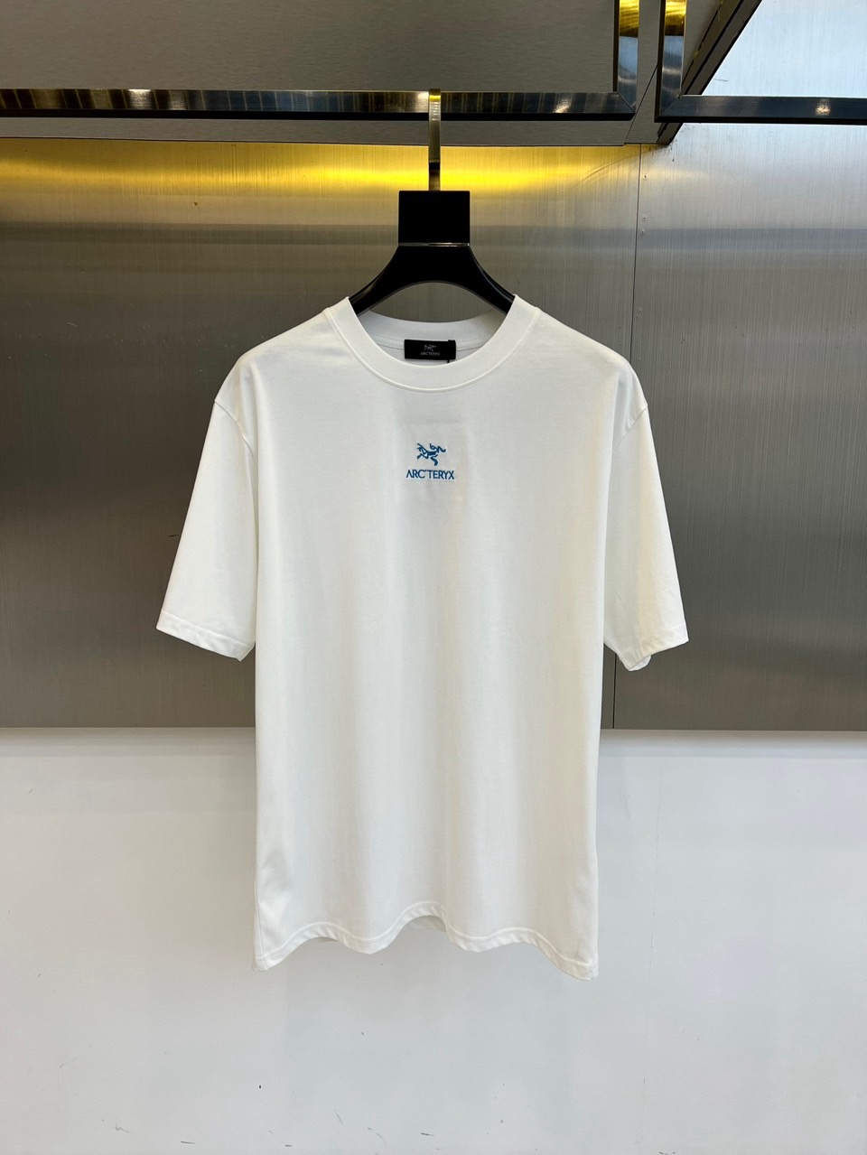 NO:459550,Arcteryx, Arcteryx, summer men's round neck, fashionable three-dimensional letter casual European cotton short-sleeved T-shirt, selected customers to supply imported 95 pure cotton material, 5-day silk blend, high-density rib splicing on the neck, and the same cylinder is fixed to ensure no color difference. The whole T-shirt fabric is comfortable and skin-friendly, absolutely beyond your imagination, the upper body is refreshing, breathable and not stuffy, and the quality is absolutely invincible. The logo is made of imported environmentally friendly paste and multi-layer printing technology. The color texture and uniformity of the pattern are perfect to be picky, which is quite fashionable and brand recognition!  The exquisite basic style cutting makes the upper body more upright and stylish!  S-2XL (model 173, 143 catties upper body M size), arc'teryx, T-shirt, tees, t-shirt, alexander wang19860909Arcteryx 始祖鸟、夏季男士圆领时尚立体字母休闲欧棉短袖T恤,甄选客供进口95纯棉材质添加5天丝混纺制成,领口高密罗纹拼接,同缸定染保证无色差,整件T恤面料舒适亲肤程度绝对超乎你的想象,上身清爽透气不闷热,品相绝对堪称无敌.Logo采用进口环保浆料及多层印刷工艺打造,图案的色泽质感与均匀程度均完美到无法去挑剔,相当具有时髦感与品牌辨识度！精湛无比的基础版型裁剪,使得上身更加立挺有型！S-2XL（模特173,143斤上身M码）,arc'teryx,T-shirt,tees，t-shirt,alexander wang,Men's clothing