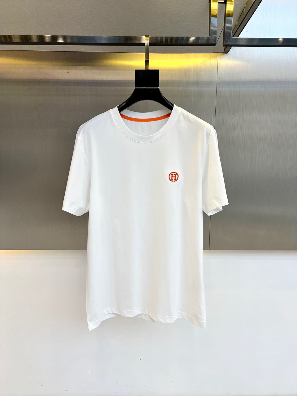 NO:459561,Hermes, the latest men's round neck short-sleeved T-shirts in spring and summer, casual tailored cotton sweatshirts, simple and generous, the iconic logo uses 3D three-dimensional embroidery technology, exquisite and exquisite, full and stylish, strongly highlighting the brand's personality and culture, enhancing the overall style and taste, with a strong texture and high brand identity. Simple and versatile style, not picky about people to wear, never out of date, the matching index is very high, single wear or base wear is a good choice, easily leading the fashion trend, a must-have for high-end and trendy men!  Imported customer-supplied fabric double-stranded combed horse cotton, with delicate and soft texture, elasticity, comfortable and breathable, and will not fade or deform after wearing for a long time. 48-56 (model 173, 143 catties upper body 50 yards), hermes, T-shirt,tees, t-shirt,alexander wang19860909爱马仕、 春夏最新款男士圆领短袖T恤衫,休闲剪裁棉质运动衫,简单大方,标志性的徽标,采用3D立体刺绣工艺,精致考究,饱满有型,强烈地凸显出品牌的个性与文化,提升了整体的格调与品位,质感极强,品牌标识度高.简约百搭款,不挑人穿,永不过时,搭配指数非常高,单穿或者打底穿都是不错的选择,轻松引领时尚潮流,高端新潮型男必备尚品！进口客供面料双股精梳匹马棉,质感细腻柔软,有弹性,穿着舒适透气凉爽,且久穿久洗不褪色不变形.48-56（模特173,143斤上身50码）,,hermes,T-shirt,tees，t-shirt,alexander wang,Men's clothing