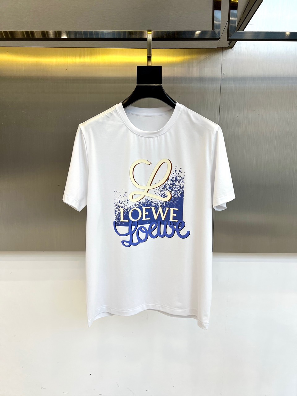 NO:459568,Lowe's new spring and summer new model is the latest short-sleeved round-neck T-shirt with high-end customization and avant-garde and fashionable design!  Brand logo heavy craft design, high-end customized mercerized cotton fabric, soft feel, comfortable to wear, exquisite car line, fine workmanship, invincible and handsome upper body effect!  M-4XL (model 173, 143 catties upper body L size), loewe, T-shirt, tees, t-shirt, alexander wang19860909Lowe罗意威春夏新款首发最新款短袖圆领T恤 高端订制 设计前卫时尚！品牌logo重工艺设计 高端定制丝光欧棉面料.手感柔软.穿着舒适.级别精致车线.做工精细.上身效果无敌帅气！M-4XL（模特173,143斤上身L码）,,loewe,T-shirt,tees，t-shirt,alexander wang,Men's clothing