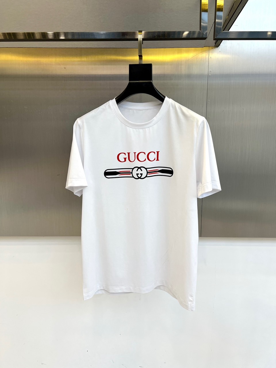 NO:459575,Gucc Guc and a new classic LOGO round neck short-sleeved T-shirt for men for spring and summer. Imported pure cotton fabric, the fabric feels silky and soft, breathable and skin-friendly, and is extremely comfortable to wear, and the overall texture is quite high!  The iconic logo logo on the chest of the garment is carefully crafted with multi-color three-dimensional printing technology. The regular slim fit style and tailoring design can be used at will for both men and women, making it easy to make it look slim and taller!  M-4XL (model 173, 143 catties upper body L size), gucci, gucci, T-shirt, tees, t-shirt, alexander wang19860909Gucc古驰、春夏男士新款经典LOGO圆领短袖T恤.进口纯棉面料,面料手感丝滑柔软,透气亲肤性极佳,着身无比的舒适,整体质感相当之高！衣身胸前标志性徽标Logo,采用多色立体印花技术精心打造,常规的修身版型裁剪设计,男女都可随意上身,轻松凹出显瘦显高身型！M-4XL（模特173,143斤上身L码）,,gucci,gucci,T-shirt,tees，t-shirt,alexander wang,Men's clothing