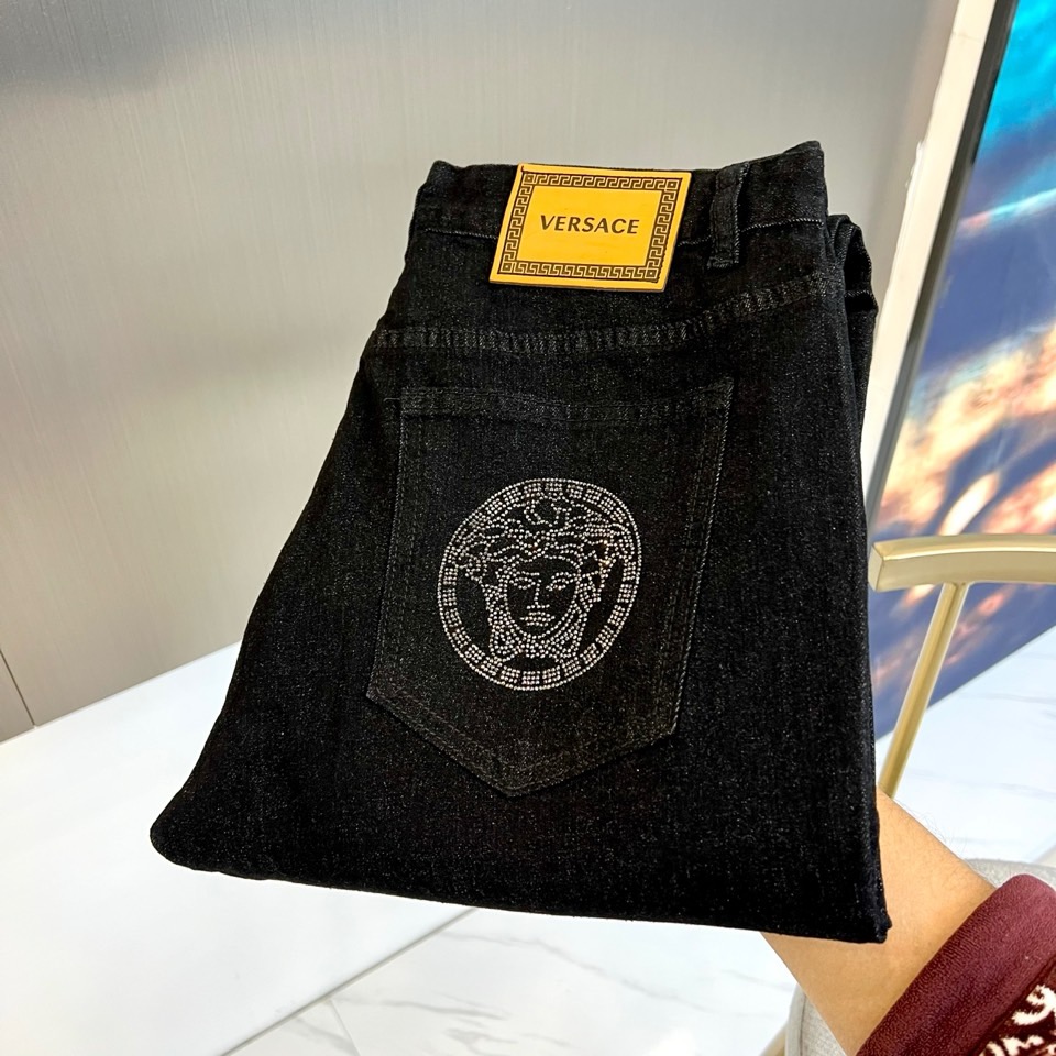 NO:462672,VES Versace, 2025 early spring new style, men's pocket small straight jeans trousers! Imported super soft denim denim fabric has a soft and elastic touch, while also having the hard and skewing feeling that denim fabric should have, and it has no thorny feeling when worn close to the body! A pair of jeans with a strong sense of luxury perfectly integrates the elements of VER home, and metal accessories are all provided by customers. The designer cleverly injected into the buttons with the inspiration of Medusa's avatar. It is constructed through exquisite three-dimensional relief technology, and the overall recognition is clear and the brand characteristics are highlighted! The slim straight-fitting and straight-fitting style and pure black trousers make the upper body look slim and tall, and the legs are slimming and hip lifting effect is very significant. It is the first choice for four seasons jeans! 30-38 (no 35, 37 yards), versace, jeans, alexander wang19860909VES范思哲、2025早春新款 男士口袋小直筒牛仔长裤！进口超柔丹宁牛仔布面料,触感软糯柔和有弹力,同时不失牛仔面料该有的硬挺筋骨感,贴身穿着更是毫无扎刺感可言！奢华感极强的一款牛仔裤,设计完美融合了VER家的元素,金属辅件皆为全系客供,设计师以美杜莎头像为灵感巧妙注入到纽扣之上,通过精湛的立体浮雕工艺构建,整体辨识度鲜明,且彰显了品牌特质！修身直筒的版型裁剪与纯黑色系裤身,上身显瘦显高,修腿提臀效果非常的显著,四季牛仔裤装的首选单品！30-38（无35、37码）,,versace,jeans,alexander wang,Men's clothing