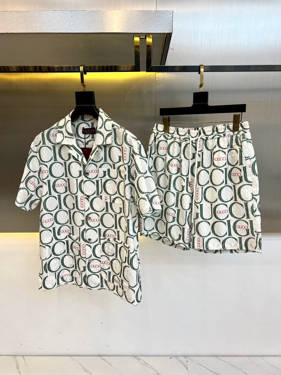 NO:459590,Gucc and SS's new cool ice silk full-sleeved printed short-sleeved shirts and shorts. This suit comes from the brand's cooperation series printed logo to highlight the fashion aesthetics. The touch is super soft and delicate. It is comfortable to wear. The soft and light silk touch is shiny when you look at any angle.  The inner skin feels delicate and clear.  The skinny style is very good.  The classic brand exclusive letter logo pattern printing design is fashionable and versatile!  48-56 (model 173, 143 catties upper body 50 sizes), gucci, gucci, shorts, shirts, T-shirt, alexander wang19860909Gucc古驰、ss新品凉感冰丝满幅印花短袖衬衫短裤,套装此款出自品牌 的合作系列 印花logo 彰显时尚审美 手感超柔软细腻 穿着亲肤舒适 柔软轻盈的丝质触感,任意一个角度来看,都是躺着发亮的．肌里感细腻清晰．骨感版型巨好．既经典家专属字母logo图案印花设计有时尚百搭！48-56（模特173,143斤上身50码）,,gucci,gucci,shorts,shirts,T-shirt,alexander wang,Men's clothing