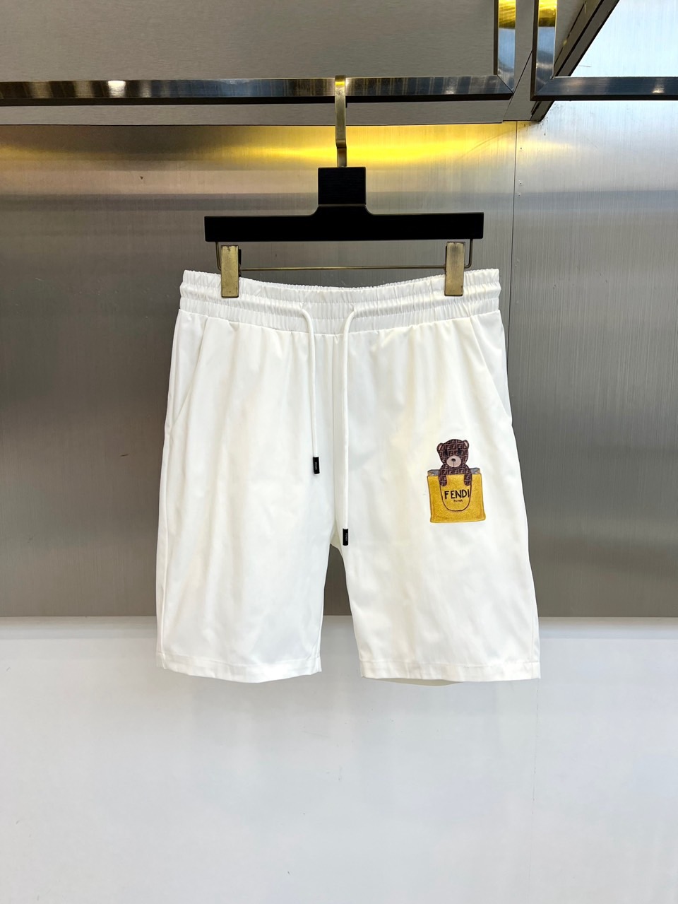 NO:459596,New summer products for Fendi and SS are on sale, and the logo is a fashionable casual sports pinch pants/shorts!  The imported high-density knitted pure cotton material is smooth and simple, skin-friendly and refreshing. The softness and comfort of the fabric are impeccable, with high recognition, and there will be no mistakes in the upper body. The matching performance is undoubtedly the waist design, elastic elastic waist circumference modification!  Each piece of high-end craftsmanship determines success or failure!  Very good quality and a fashionable item!  48-56 (model 173, 143 catties upper body 50 sizes), fendi, shorts, alexander wang19860909芬迪、ss夏季新品发售,logo标识时尚休闲运动五分裤/短裤！甄选客供进口高密针织纯棉材质,平整简约,亲肤透爽.面料的柔软性舒适性也都是无可挑剔的,辨识度高,上身绝对不会出错,搭配性能更是毫无疑问,腰身设计松紧弹力腰围修饰！高端工艺每件决定成败！ 品质质感非常不错一款时尚单品！48-56（模特173,143斤上身50码）,,fendi,shorts,alexander wang,Men's clothing