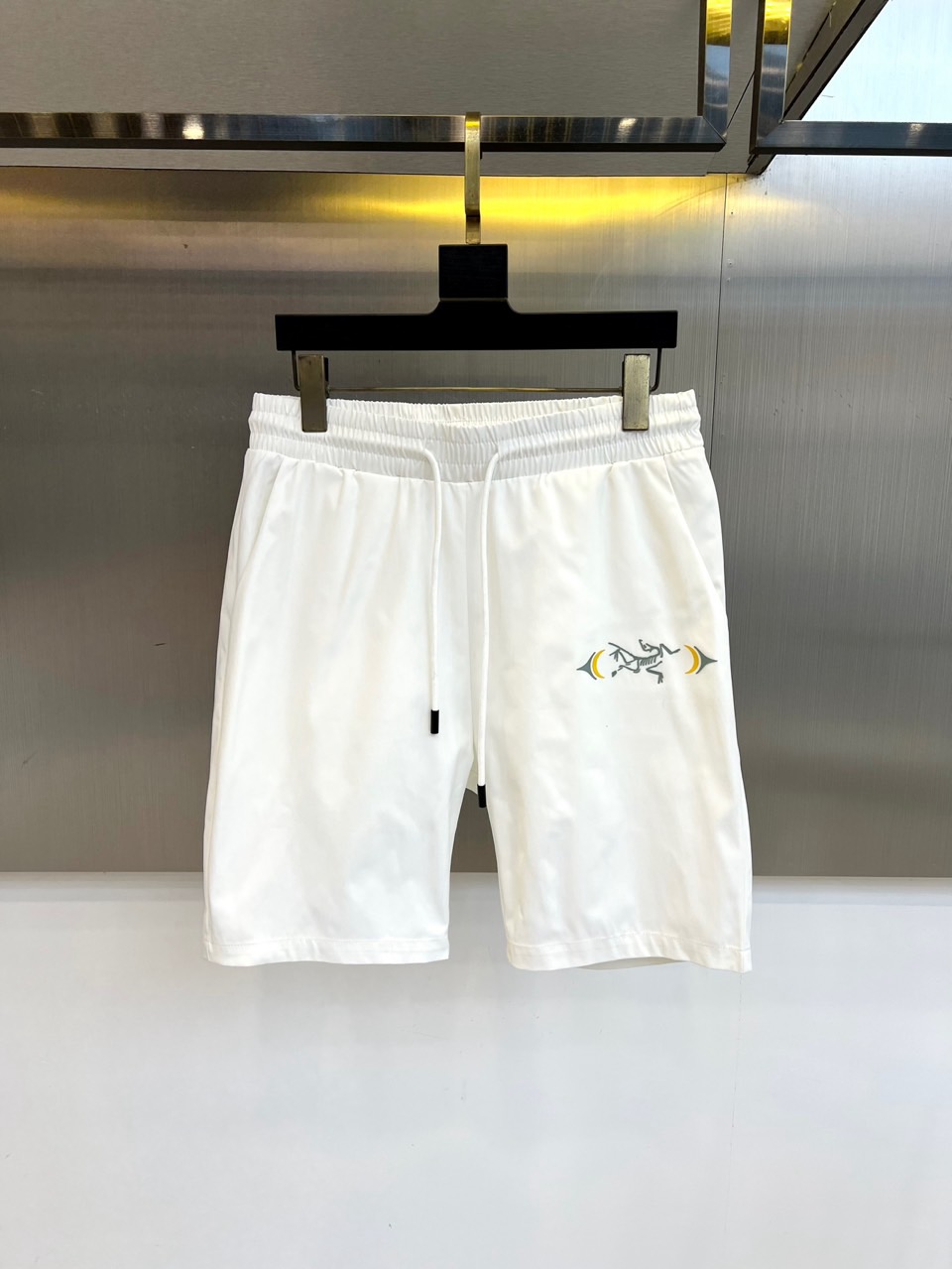 NO:459597,New products for Archaeopteryx and SS are on sale in summer, with logo logos that are fashionable and casual sports pinch pants/shorts!  The imported high-density knitted pure cotton material is smooth and simple, skin-friendly and refreshing. The softness and comfort of the fabric are impeccable, with high recognition, and there will be no mistakes in the upper body. The matching performance is undoubtedly the waist design, elastic elastic waist circumference modification!  Each piece of high-end craftsmanship determines success or failure!  Very good quality and a fashionable item!  48-56 (model 173, 143 catties upper body 50 sizes), arc'teryx, shorts, alexander wang19860909始祖鸟、ss夏季新品发售,logo标识时尚休闲运动五分裤/短裤！甄选客供进口高密针织纯棉材质,平整简约,亲肤透爽.面料的柔软性舒适性也都是无可挑剔的,辨识度高,上身绝对不会出错,搭配性能更是毫无疑问,腰身设计松紧弹力腰围修饰！高端工艺每件决定成败！ 品质质感非常不错一款时尚单品！48-56（模特173,143斤上身50码）,arc'teryx,shorts,alexander wang,Men's clothing