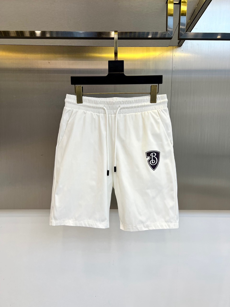 NO:459603,Burberry and SS are available for new summer products, logo logos to identify fashionable casual sports pinch pants/shorts!  The imported high-density knitted pure cotton material is smooth and simple, skin-friendly and refreshing. The softness and comfort of the fabric are impeccable, with high recognition, and there will be no mistakes in the upper body. The matching performance is undoubtedly the waist design, elastic elastic waist circumference modification!  Each piece of high-end craftsmanship determines success or failure!  Very good quality and a fashionable item!  48-56 (model 173, 143 catties upper body 50 sizes), burberry, shorts, alexander wang19860909巴宝莉、ss夏季新品发售,logo标识时尚休闲运动五分裤/短裤！甄选客供进口高密针织纯棉材质,平整简约,亲肤透爽.面料的柔软性舒适性也都是无可挑剔的,辨识度高,上身绝对不会出错,搭配性能更是毫无疑问,腰身设计松紧弹力腰围修饰！高端工艺每件决定成败！ 品质质感非常不错一款时尚单品！48-56（模特173,143斤上身50码）,,burberry,shorts,alexander wang,Men's clothing