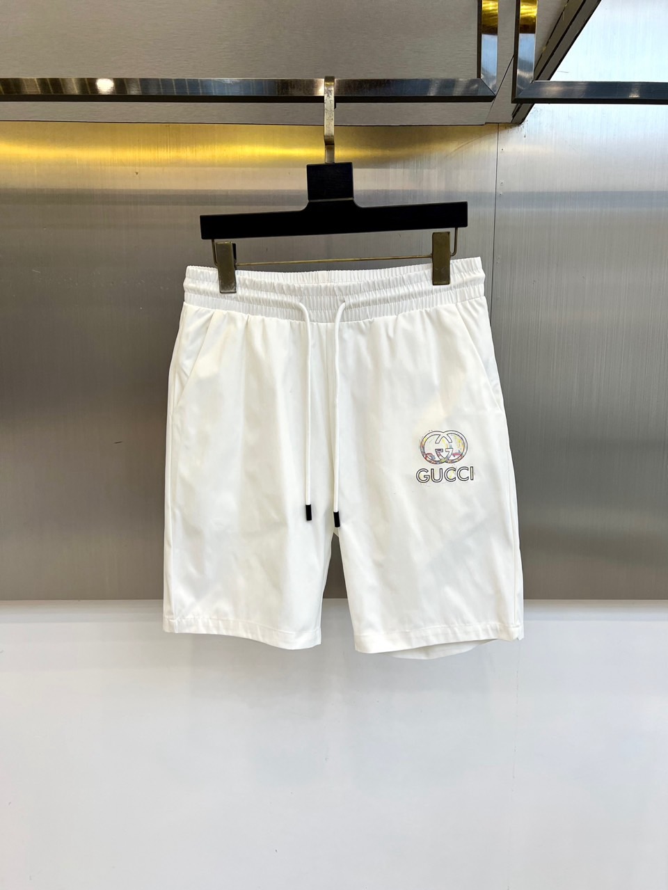 NO:459610,Gucci and SS are available for new summer products, logo logos to identify fashionable casual sports pinch pants/shorts!  The imported high-density knitted pure cotton material is smooth and simple, skin-friendly and refreshing. The softness and comfort of the fabric are impeccable, with high recognition, and there will be no mistakes in the upper body. The matching performance is undoubtedly the waist design, elastic elastic waist circumference modification!  Each piece of high-end craftsmanship determines success or failure!  Very good quality and a fashionable item!  48-56 (model 173, 143 catties upper body 50 sizes), gucci, shorts, alexander wang19860909Gucci、ss夏季新品发售,logo标识时尚休闲运动五分裤/短裤！甄选客供进口高密针织纯棉材质,平整简约,亲肤透爽.面料的柔软性舒适性也都是无可挑剔的,辨识度高,上身绝对不会出错,搭配性能更是毫无疑问,腰身设计松紧弹力腰围修饰！高端工艺每件决定成败！ 品质质感非常不错一款时尚单品！48-56（模特173,143斤上身50码）,,gucci,shorts,alexander wang,Men's clothing