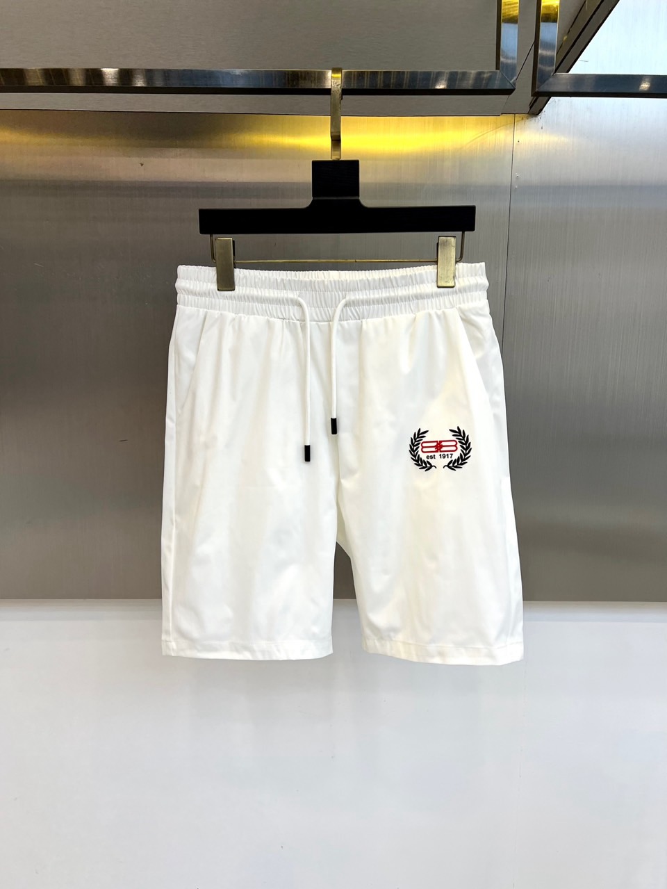 NO:459617,Balenciaga and SS summer new products are on sale, logo logos are fashionable and casual sports pinch pants/shorts!  The imported high-density knitted pure cotton material is smooth and simple, skin-friendly and refreshing. The softness and comfort of the fabric are impeccable, with high recognition, and there will be no mistakes in the upper body. The matching performance is undoubtedly the waist design, elastic elastic waist circumference modification!  Each piece of high-end craftsmanship determines success or failure!  Very good quality and a fashionable item!  48-56 (model 173, 143 catties upper body 50 sizes), balenciaga, shorts, alexander wang19860909巴黎世家、 ss夏季新品发售,logo标识时尚休闲运动五分裤/短裤！甄选客供进口高密针织纯棉材质,平整简约,亲肤透爽.面料的柔软性舒适性也都是无可挑剔的,辨识度高,上身绝对不会出错,搭配性能更是毫无疑问,腰身设计松紧弹力腰围修饰！高端工艺每件决定成败！ 品质质感非常不错一款时尚单品！48-56（模特173,143斤上身50码）,,balenciaga,shorts,alexander wang,Men's clothing