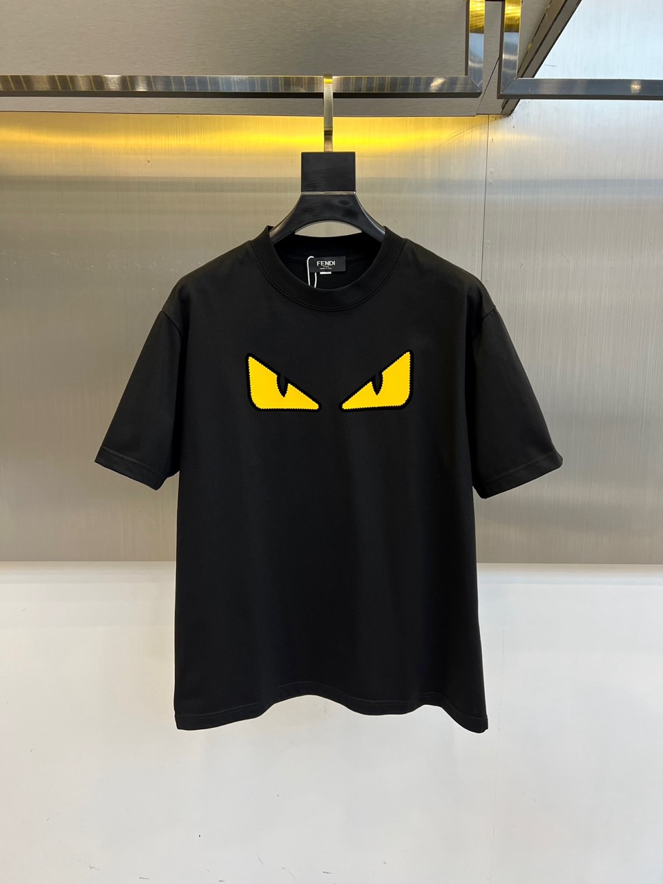 NO:468683,Fendi, 2025 summer men's round neck, fashionable three-dimensional letter casual European cotton short-sleeved T-shirt, selected customers to use imported pure cotton material, high-density rib splicing on the neck, and the same cylinder is dyed to ensure no color difference. The whole T-shirt fabric is comfortable and skin-friendly, absolutely beyond your imagination, the upper body is refreshing, breathable and not stuffy, and the quality is absolutely invincible. The logo is made of imported environmentally friendly paste and multi-layer printing technology. The color texture and uniformity of the pattern are perfect and cannot be picked, which is quite fashionable and brand recognition!  The exquisite basic style cutting makes the upper body more upright and stylish!  48-58 (model 173, 143 catties upper body 50 sizes), fendi, T-shirt, tees, t-shirt, alexander wang19860909芬迪、2025夏季男士圆领时尚立体字母休闲欧棉短袖T恤,甄选客供进口纯棉材质制成,领口高密罗纹拼接,同缸定染保证无色差,整件T恤面料舒适亲肤程度绝对超乎你的想象,上身清爽透气不闷热,品相绝对堪称无敌.Logo采用进口环保浆料及多层印刷工艺打造,图案的色泽质感与均匀程度均完美到无法去挑剔,相当具有时髦感与品牌辨识度！精湛无比的基础版型裁剪,使得上身更加立挺有型！48-58（模特173,143斤上身50码）,,fendi,T-shirt,tees，t-shirt,alexander wang,Men's clothing