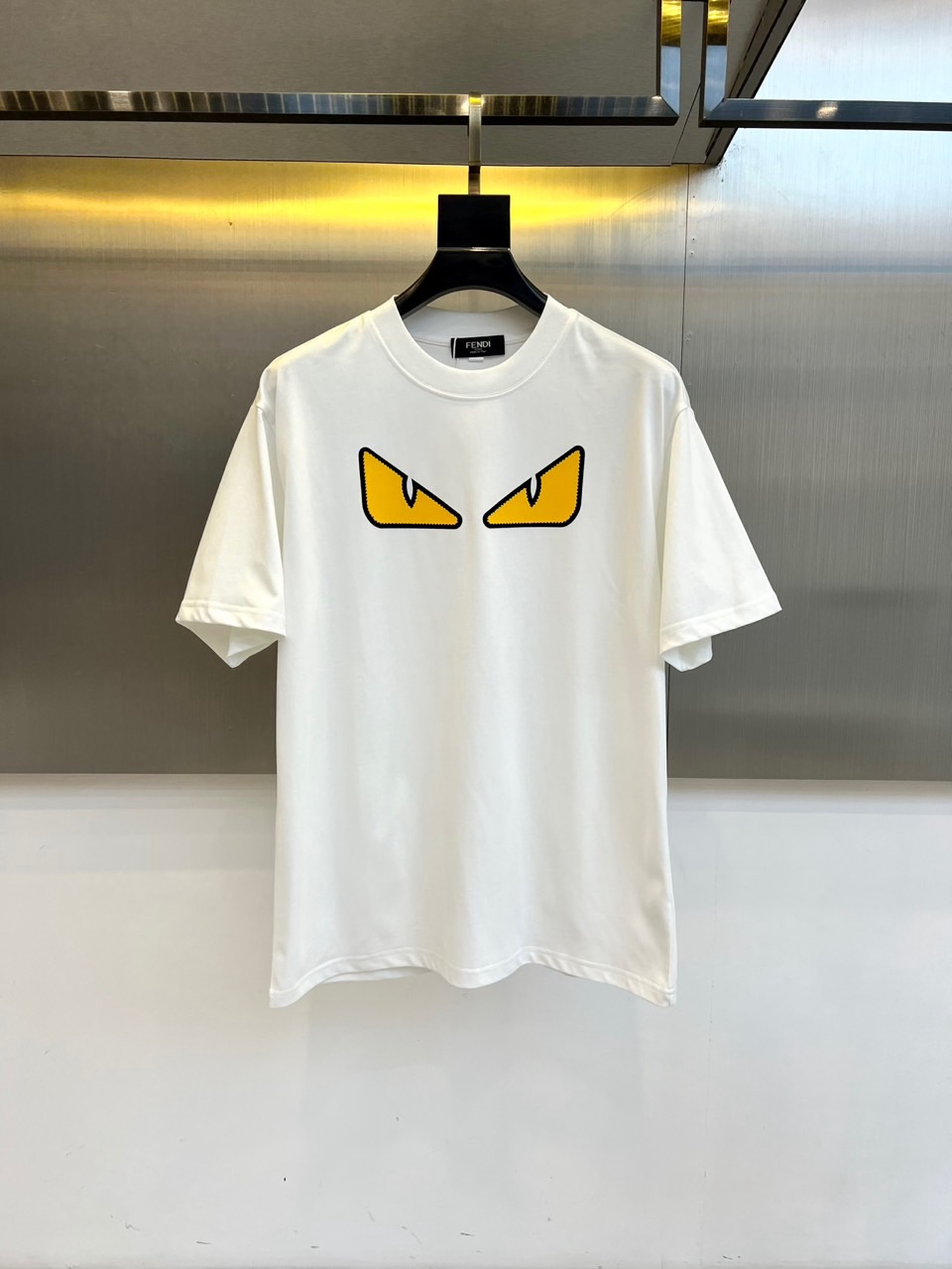 NO:459628,Fendi and summer men's round neck, fashionable three-dimensional letter casual European cotton short-sleeved T-shirts are selected for imported pure cotton materials, with high-density rib splicing on the neckline, and the same cylinder is dyed to ensure no color difference. The whole T-shirt fabric is comfortable and skin-friendly, and the upper body is refreshing, breathable and not stuffy, and the quality is absolutely invincible. The logo is made of imported environmentally friendly paste and multi-layer printing technology. The color texture and uniformity of the pattern are so perfect that it cannot be picked. It is quite fashionable and brand recognition!  The exquisite basic style cutting makes the upper body more upright and stylish!  48-58 (model 173, 143 catties upper body 50 sizes), fendi, T-shirt, tees, t-shirt, alexander wang19860909芬迪、夏季男士圆领时尚立体字母休闲欧棉短袖T恤,甄选客供进口纯棉材质制成,领口高密罗纹拼接,同缸定染保证无色差,整件T恤面料舒适亲肤程度绝对超乎你的想象,上身清爽透气不闷热,品相绝对堪称无敌.Logo采用进口环保浆料及多层印刷工艺打造,图案的色泽质感与均匀程度均完美到无法去挑剔,相当具有时髦感与品牌辨识度！精湛无比的基础版型裁剪,使得上身更加立挺有型！48-58（模特173,143斤上身50码）,,fendi,T-shirt,tees，t-shirt,alexander wang,Men's clothing