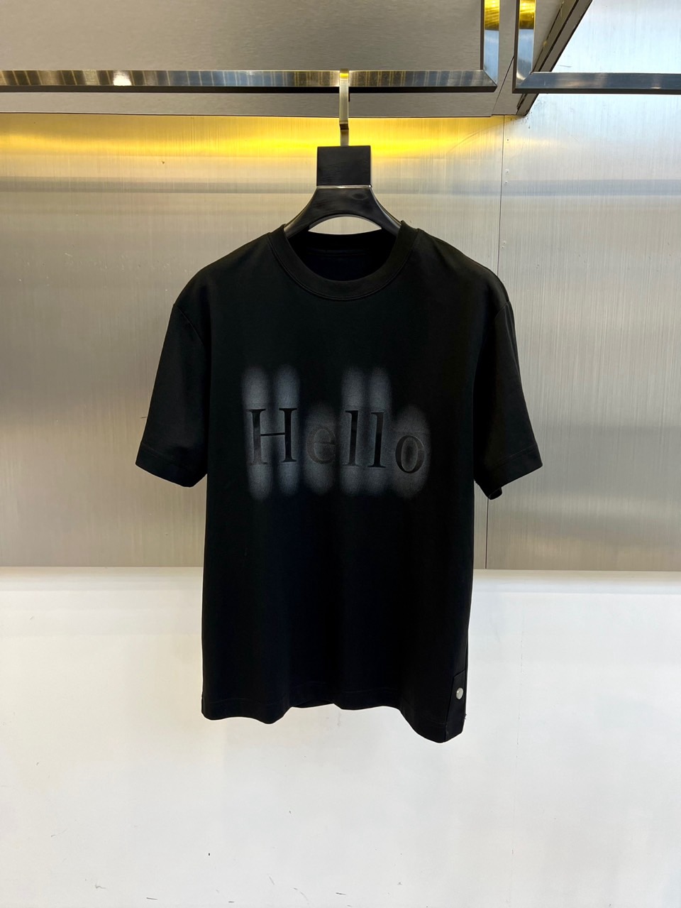 NO:459634,Dior, spring and summer men's new classic LOGO round neck short-sleeved T-shirt. Imported pure cotton fabric, the fabric feels silky and soft, breathable and skin-friendly, and is extremely comfortable to wear, and the overall texture is quite high!  The iconic logo logo on the chest of the garment is carefully crafted with multi-color three-dimensional printing technology. The regular slim fit style and tailoring design can be used at will for both men and women, making it easy to make it look slim and taller!  M-3XL (model 173, 143 catties upper body L size), dior, T-shirt, tees, t-shirt, alexander wang19860909Dior、春夏男士新款经典LOGO圆领短袖T恤.进口纯棉面料,面料手感丝滑柔软,透气亲肤性极佳,着身无比的舒适,整体质感相当之高！衣身胸前标志性徽标Logo,采用多色立体印花技术精心打造,常规的修身版型裁剪设计,男女都可随意上身,轻松凹出显瘦显高身型！M-3XL（模特173,143斤上身L码）,,dior,T-shirt,tees，t-shirt,alexander wang,Men's clothing