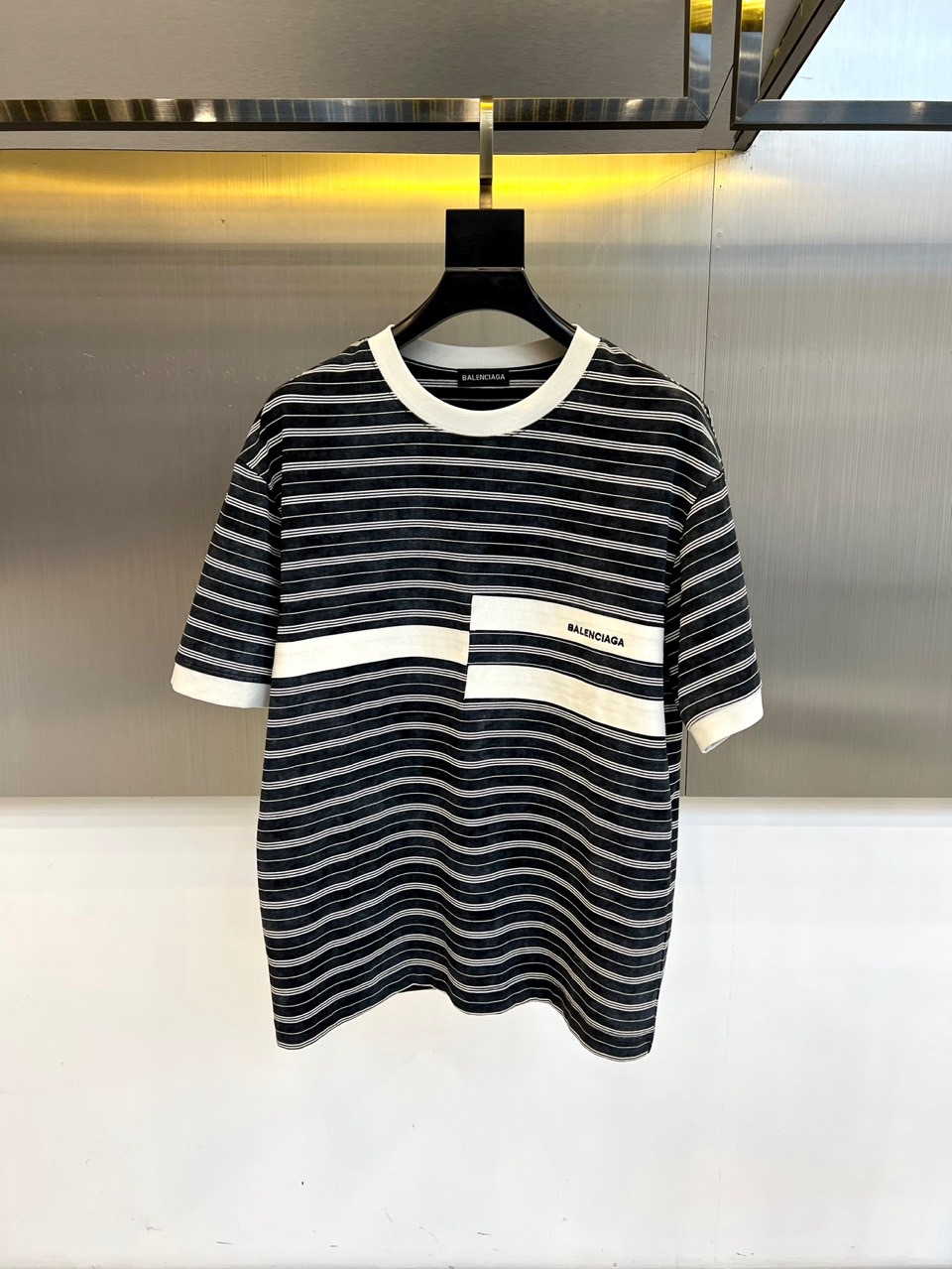 NO:468676,Balenciaga, 2025 spring and summer men's new classic LOGO round neck short-sleeved T-shirt. Imported pure cotton fabric, the fabric feels silky and soft, breathable and skin-friendly, and is extremely comfortable to wear, and the overall texture is quite high!  The iconic logo logo on the chest of the garment is carefully crafted with multi-color three-dimensional printing technology. The regular slim fit style and tailoring design can be used at will for both men and women, making it easy to make it look slim and taller!  M-3XL (model 173, 143 catties upper body L size), balenciaga, T-shirt, tees, t-shirt, alexander wang19860909巴黎世家、2025春夏男士新款经典LOGO圆领短袖T恤.进口纯棉面料,面料手感丝滑柔软,透气亲肤性极佳,着身无比的舒适,整体质感相当之高！衣身胸前标志性徽标Logo,采用多色立体印花技术精心打造,常规的修身版型裁剪设计,男女都可随意上身,轻松凹出显瘦显高身型！M-3XL（模特173,143斤上身L码）,,balenciaga,T-shirt,tees，t-shirt,alexander wang,Men's clothing