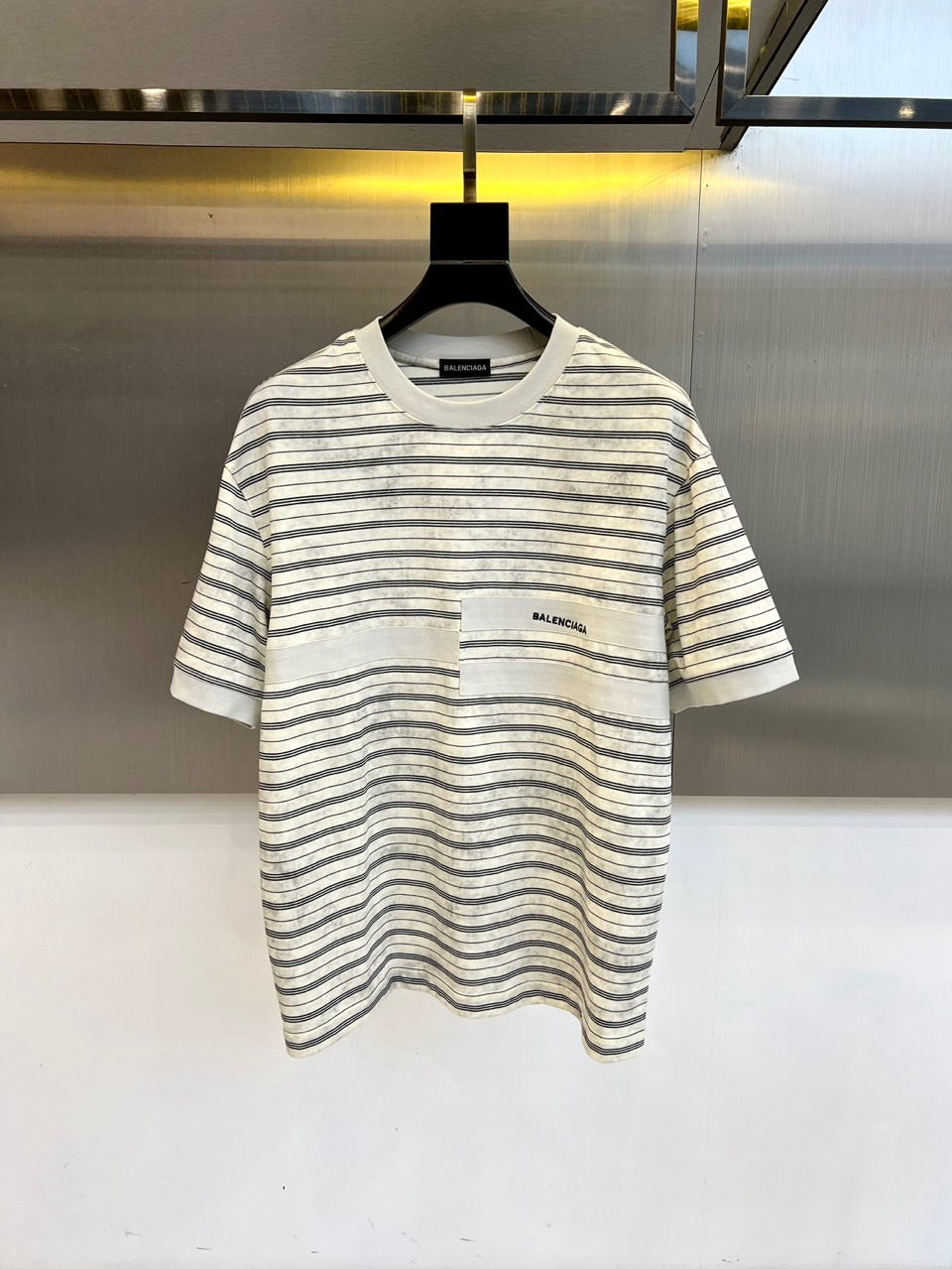 NO:459640,Balenciaga and a new classic LOGO round neck short-sleeved T-shirt for men for spring and summer. Imported pure cotton fabric, the fabric feels silky and soft, breathable and skin-friendly, and is extremely comfortable to wear, and the overall texture is quite high!  The iconic logo logo on the chest of the garment is carefully crafted with multi-color three-dimensional printing technology. The regular slim fit style and tailoring design can be used at will for both men and women, making it easy to make it look slim and taller!  M-3XL (model 173, 143 catties upper body L size), balenciaga, T-shirt, tees, t-shirt, alexander wang19860909巴黎世家、春夏男士新款经典LOGO圆领短袖T恤.进口纯棉面料,面料手感丝滑柔软,透气亲肤性极佳,着身无比的舒适,整体质感相当之高！衣身胸前标志性徽标Logo,采用多色立体印花技术精心打造,常规的修身版型裁剪设计,男女都可随意上身,轻松凹出显瘦显高身型！M-3XL（模特173,143斤上身L码）,,balenciaga,T-shirt,tees，t-shirt,alexander wang,Men's clothing