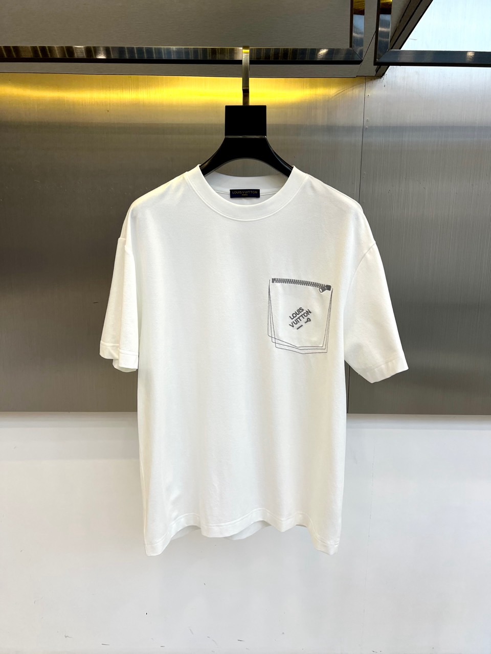 NO:459646,1v. A new classic LOGO round neck short-sleeved T-shirt for men for spring and summer. Imported pure cotton fabric, the fabric feels silky and soft, breathable and skin-friendly, and is extremely comfortable to wear, and the overall texture is quite high!  The iconic logo logo on the chest of the garment is carefully crafted with multi-color three-dimensional printing technology. The regular slim fit style and tailoring design can be used at will for both men and women, making it easy to make it look slim and taller!  M-3XL (model 173, 143 catties upper body L size), T-shirt,tees,t-shirt,alexander wang198609091v、春夏男士新款经典LOGO圆领短袖T恤.进口纯棉面料,面料手感丝滑柔软,透气亲肤性极佳,着身无比的舒适,整体质感相当之高！衣身胸前标志性徽标Logo,采用多色立体印花技术精心打造,常规的修身版型裁剪设计,男女都可随意上身,轻松凹出显瘦显高身型！M-3XL（模特173,143斤上身L码）,,T-shirt,tees，t-shirt,alexander wang,Men's clothing